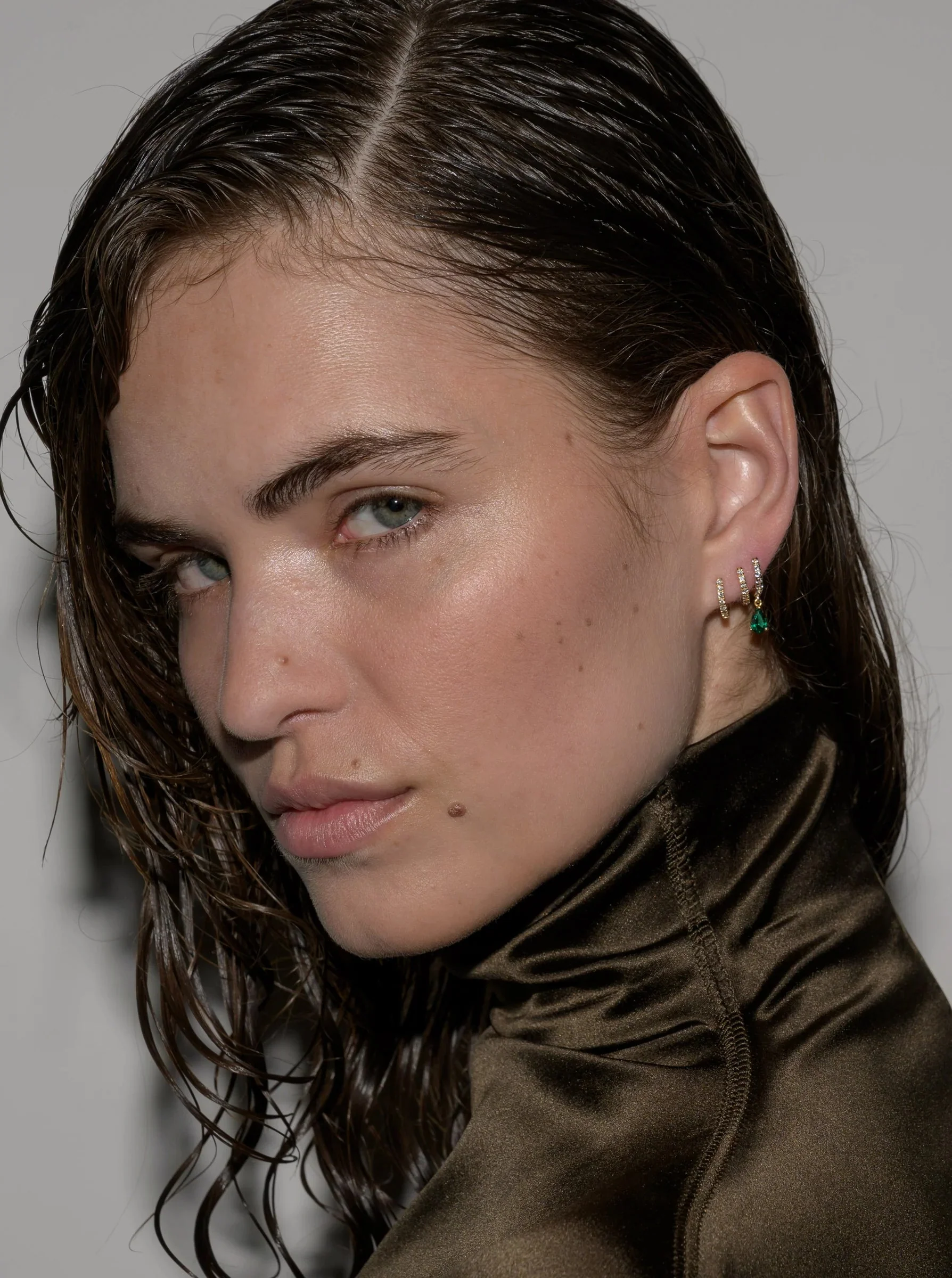 Dorsey - 14K PAVÉ PEAR - DROP HUGGIE EARRING IN LAB EMERALD - Image 3