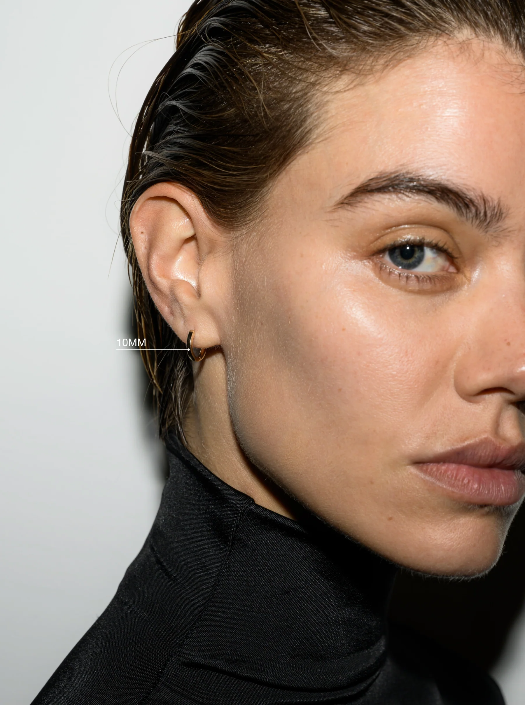 Dorsey - 14K PLAIN HUGGIE EARRING - Image 5