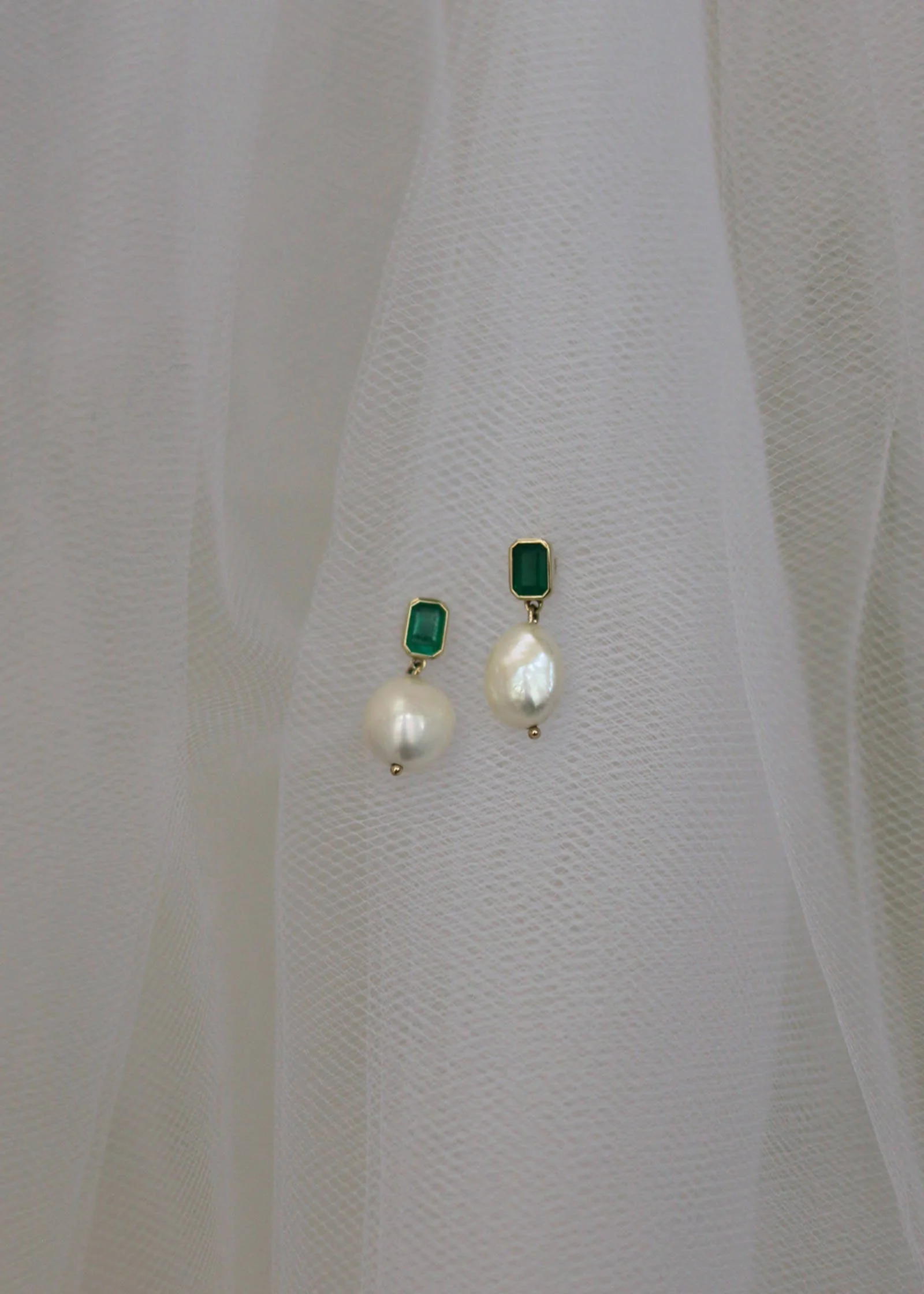 Kinn - Baroque Pearl Drop Earrings Emerald - Image 3