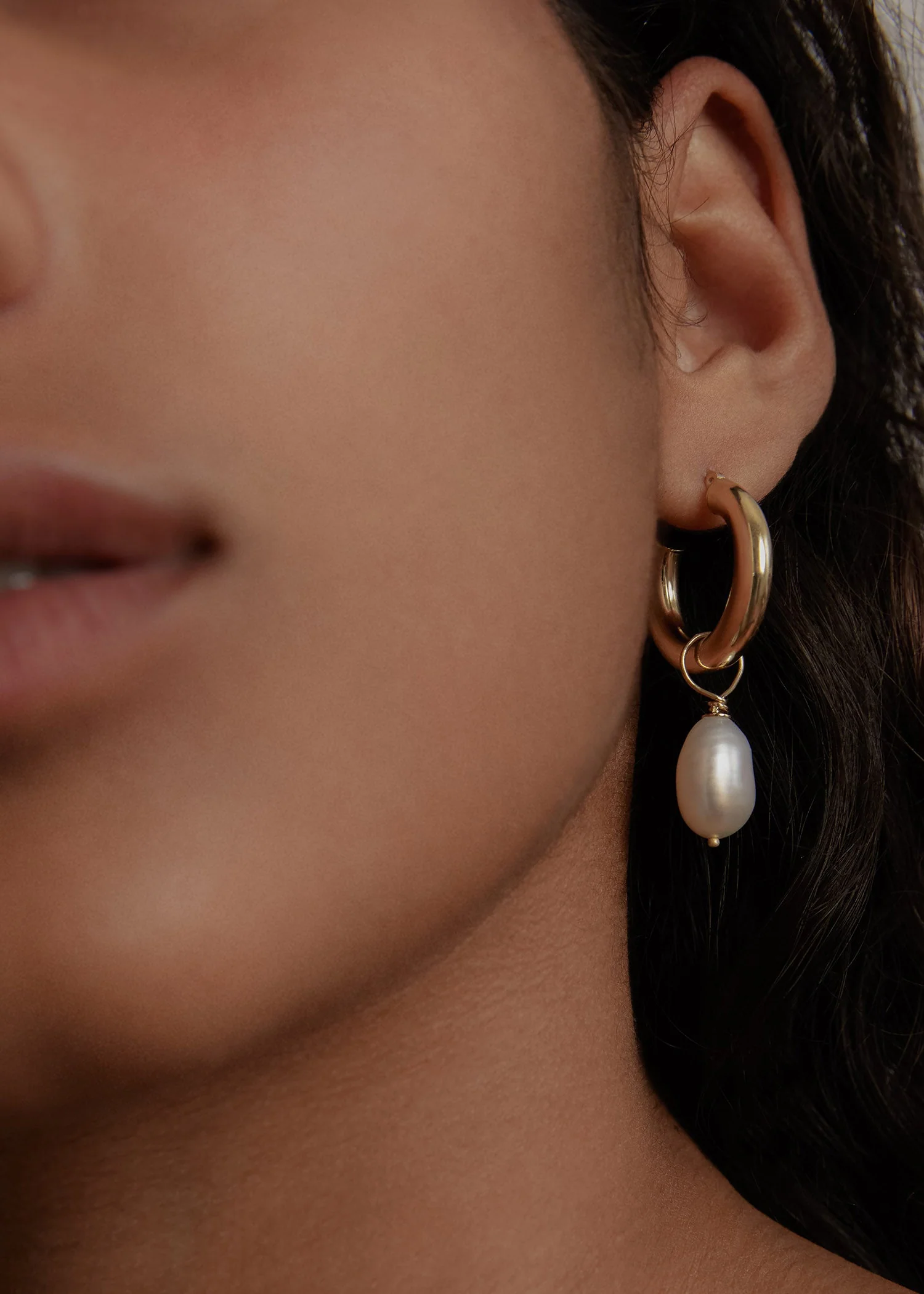 Kinn - Baroque Pearl Hoop Earrings - Image 2