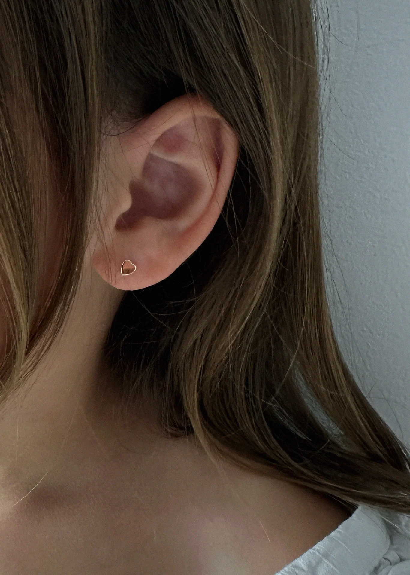 Kinn - Bébé Heart Stud Earrings - Image 2