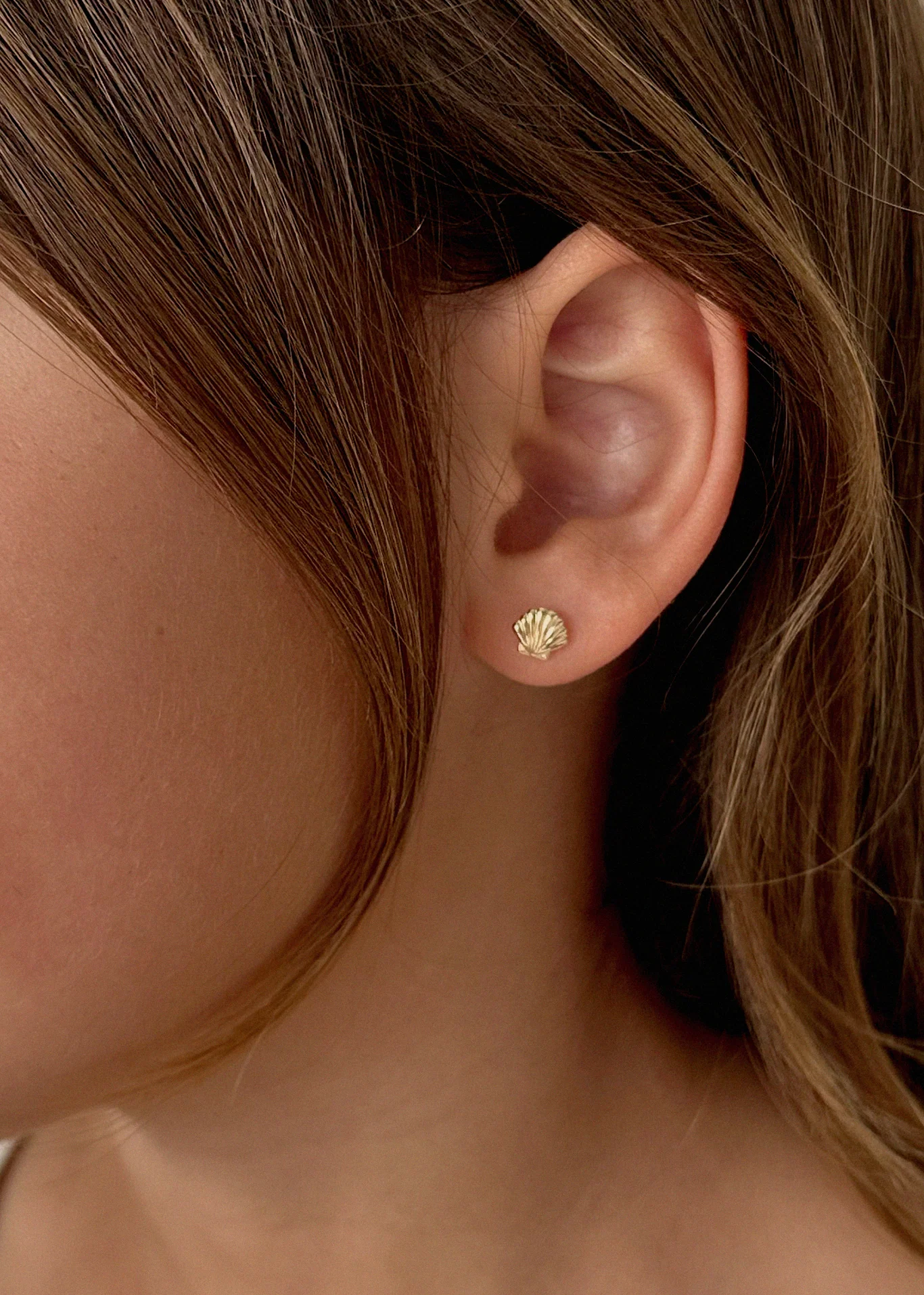 Kinn - Bébé Shell Stud Earrings - Image 2