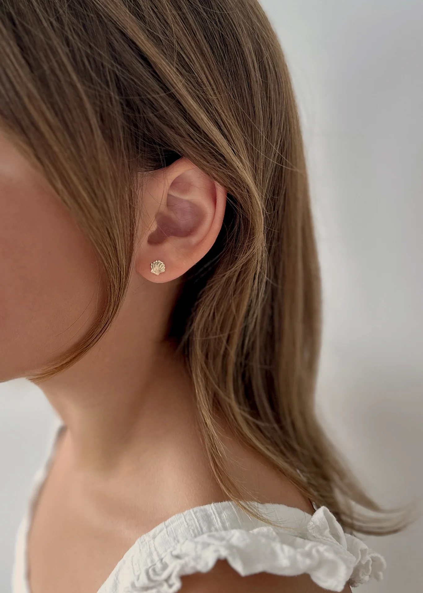 Kinn - Bébé Shell Stud Earrings - Image 5