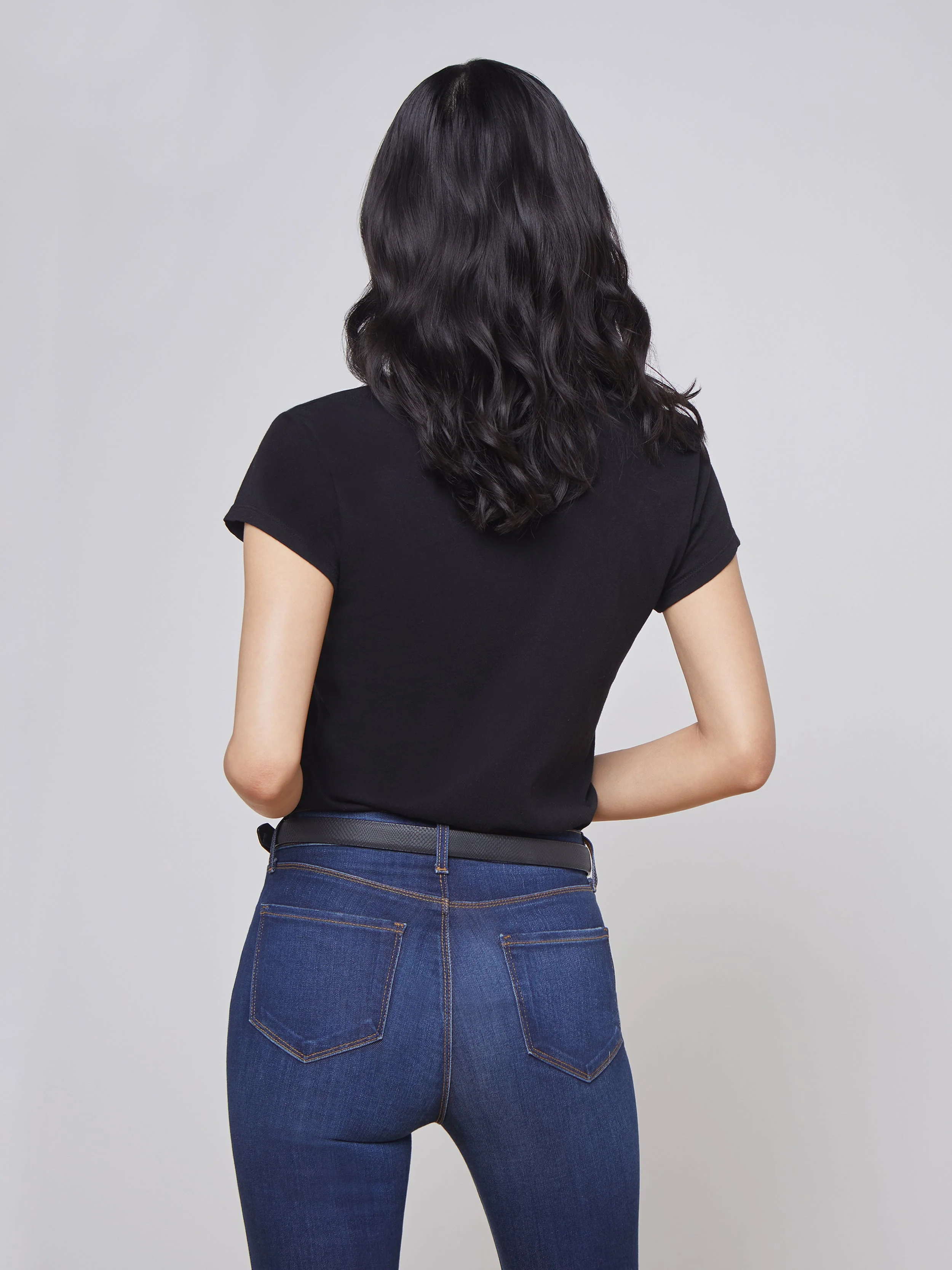 L'AGENCE - Becca Cotton V - Neck Tee - Image 3