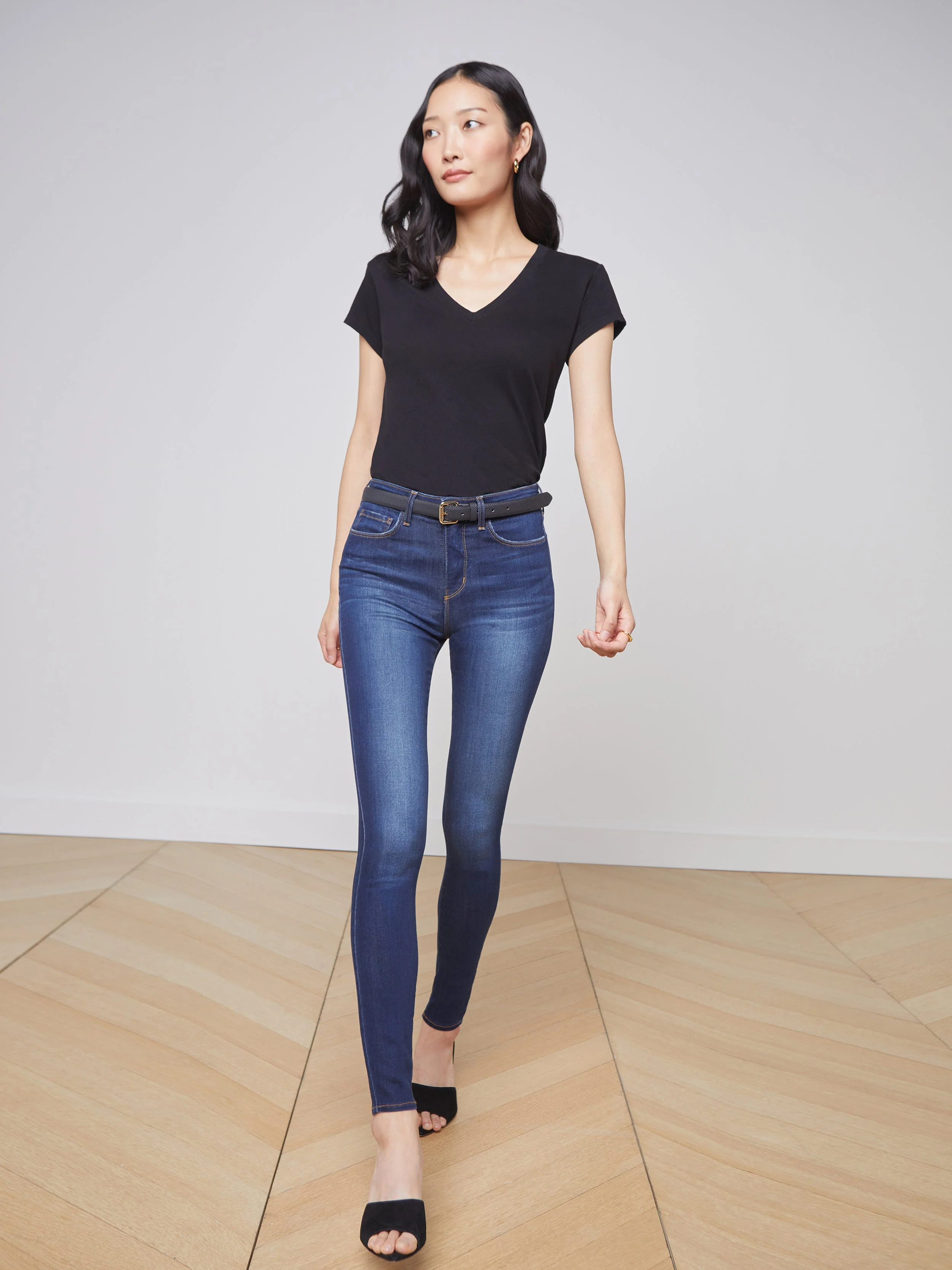 L'AGENCE - Becca Cotton V - Neck Tee - Image 4