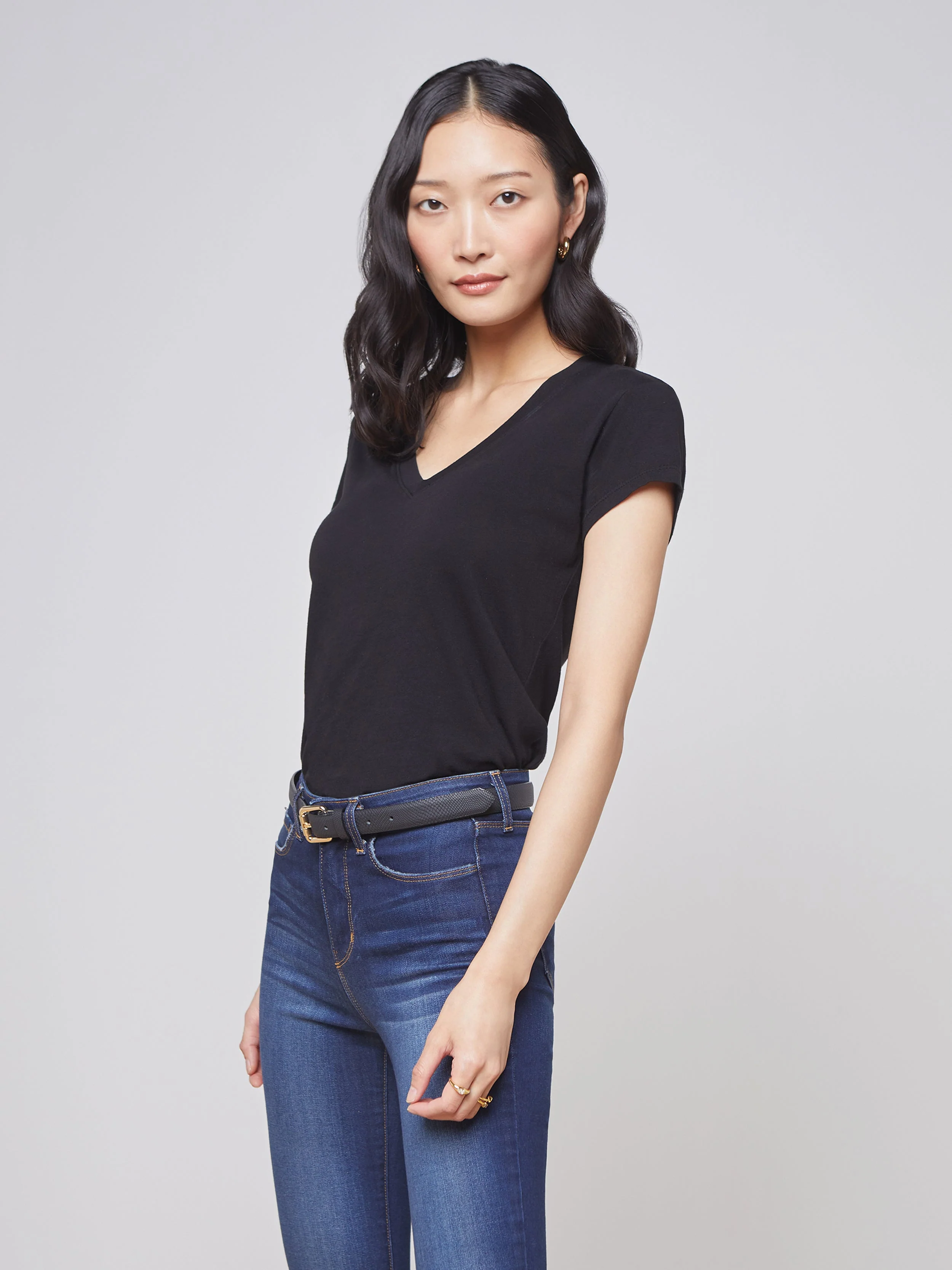 L'AGENCE - Becca Cotton V - Neck Tee - Image 6