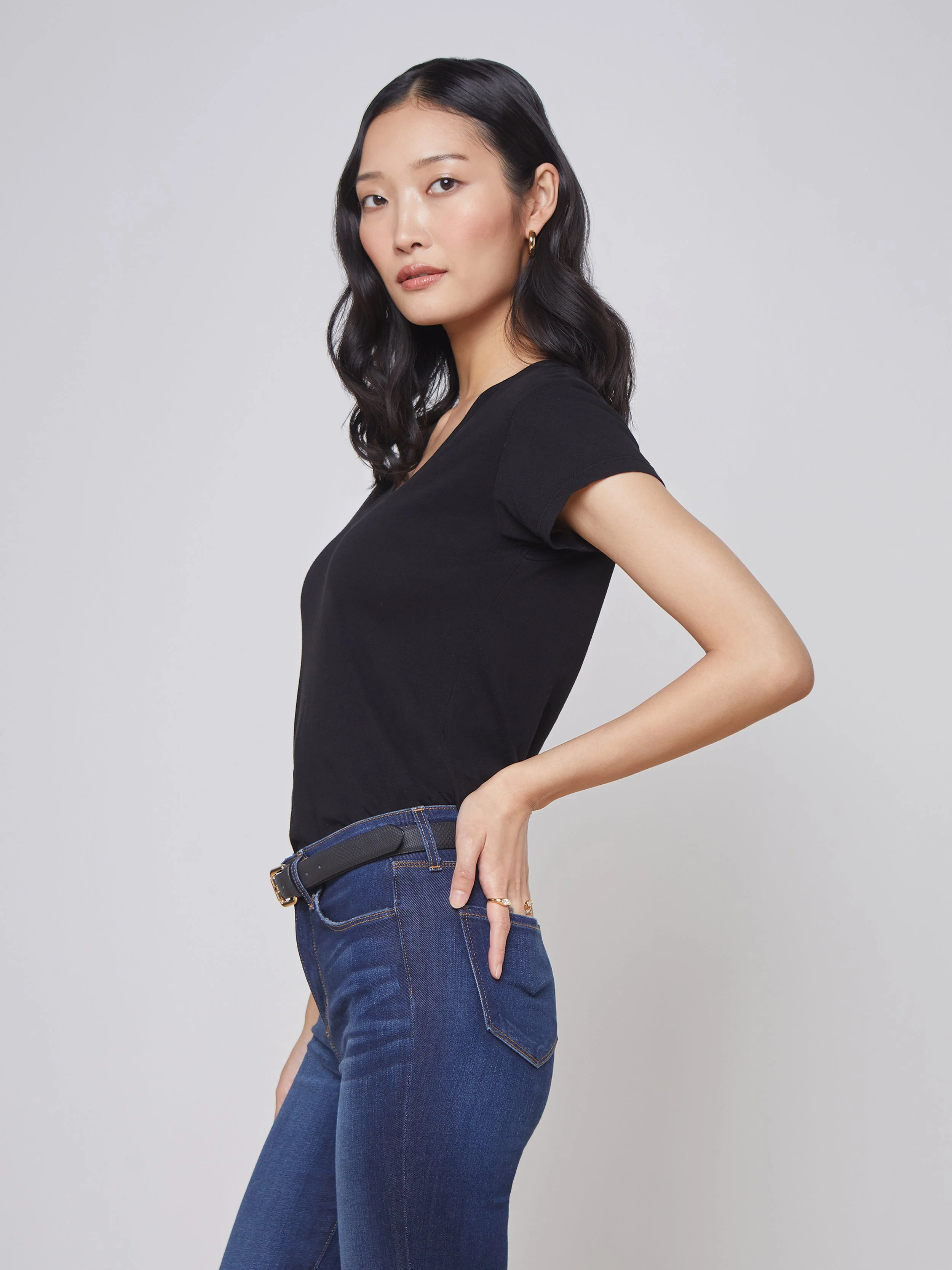 L'AGENCE - Becca Cotton V - Neck Tee - Image 7