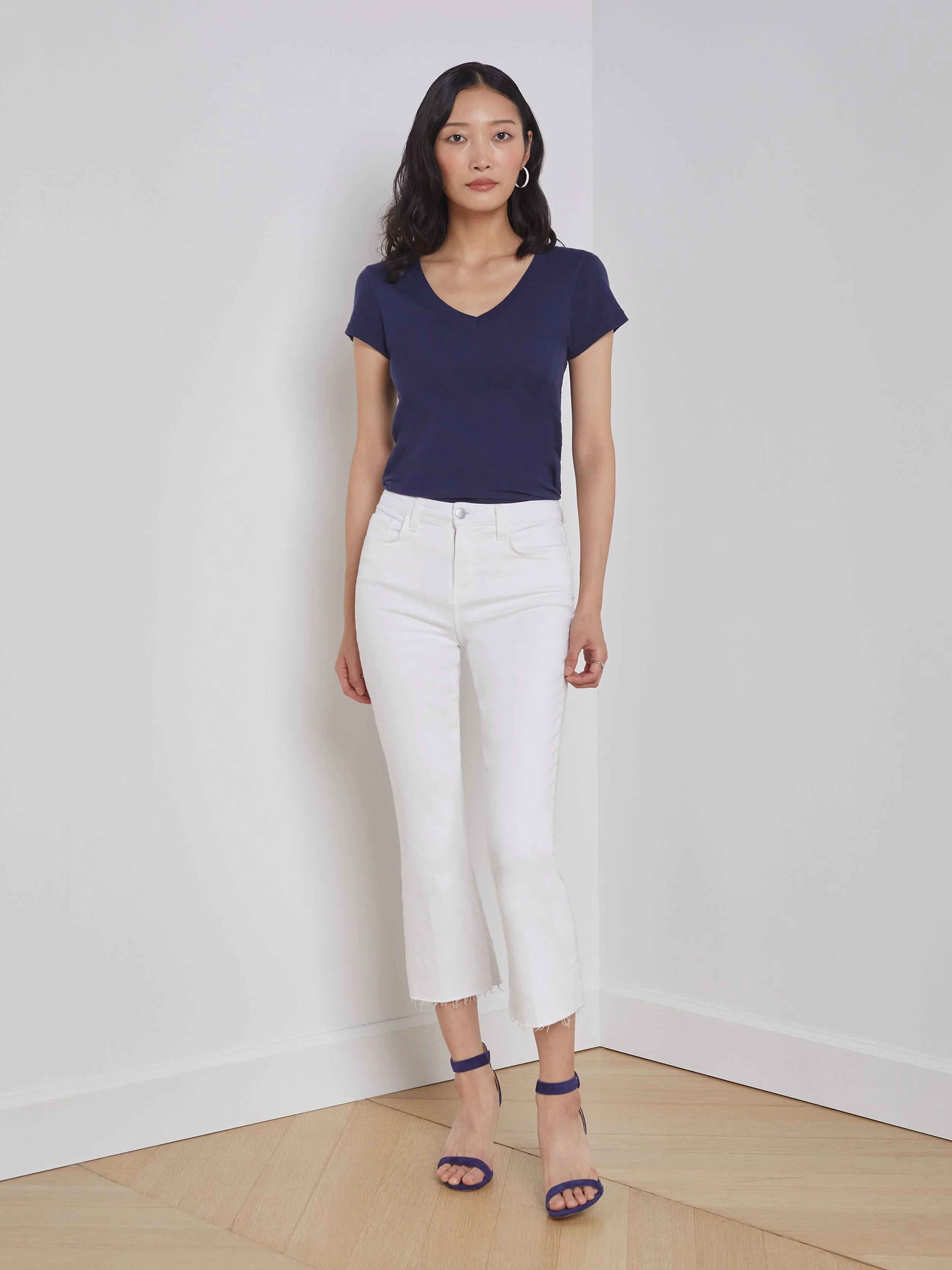 L'AGENCE - Becca Cotton V - Neck Tee - Image 9