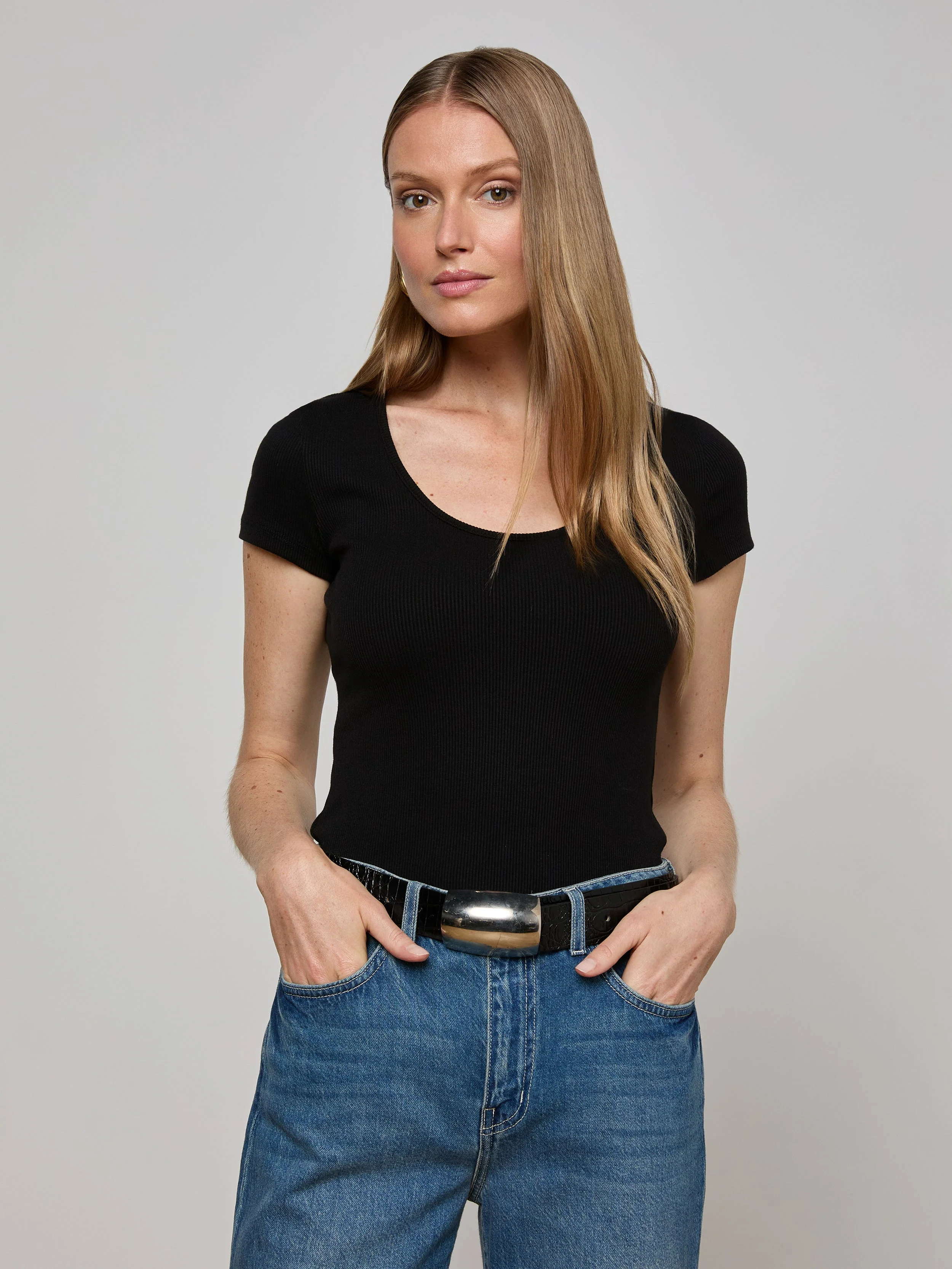 L'AGENCE - Brynlee Scoopneck Tee - Image 7
