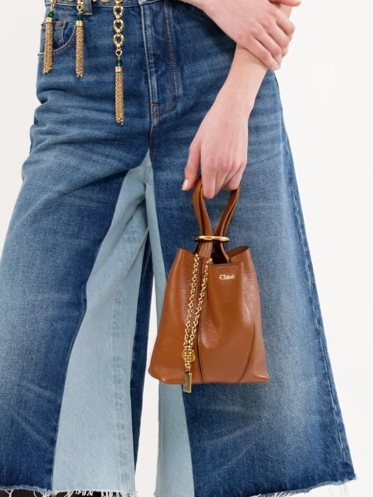 Chloé - Small Chloé Spin tote bag in grained leather - Image 6