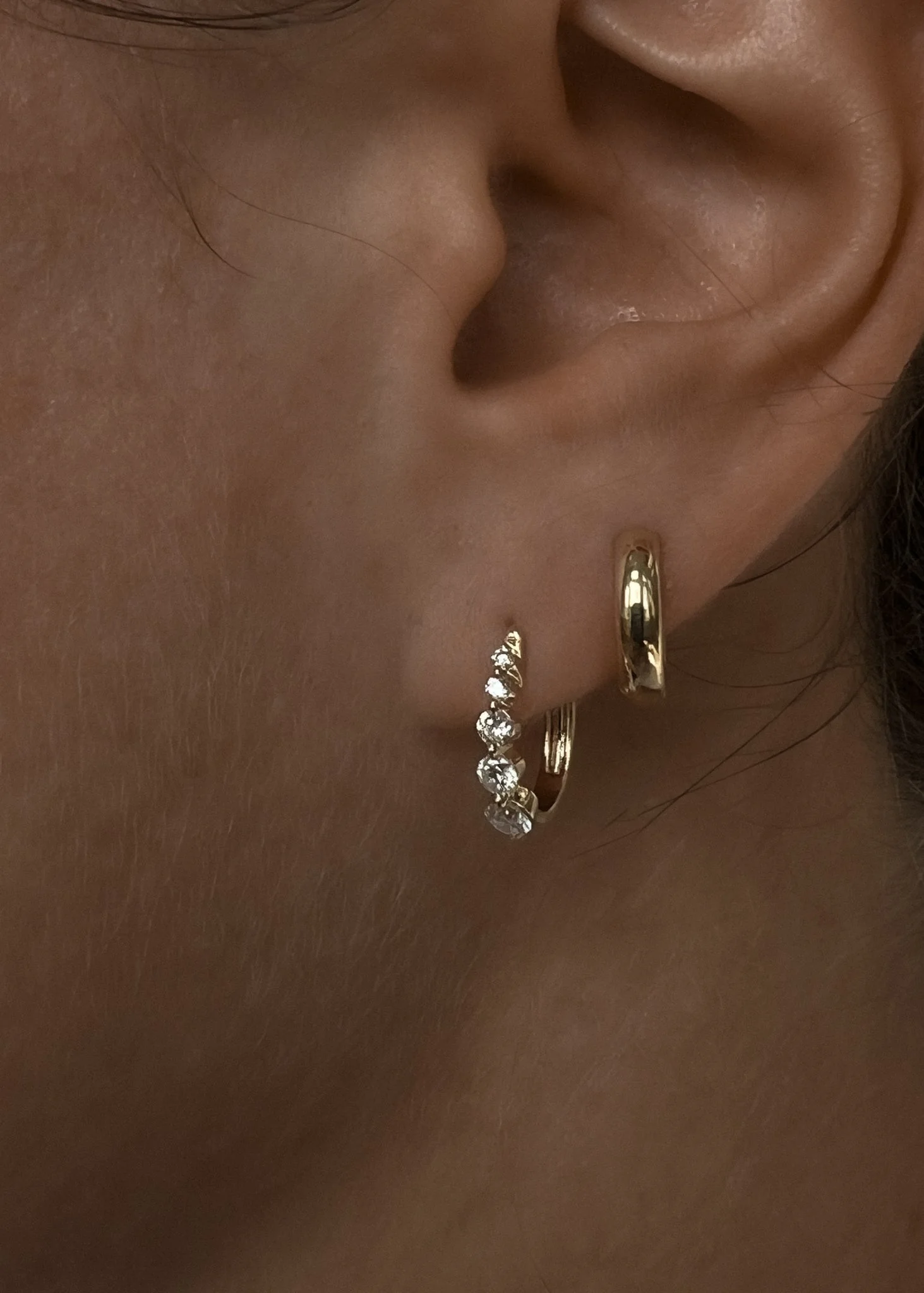 Kinn - Classic Huggie Earrings - Image 3