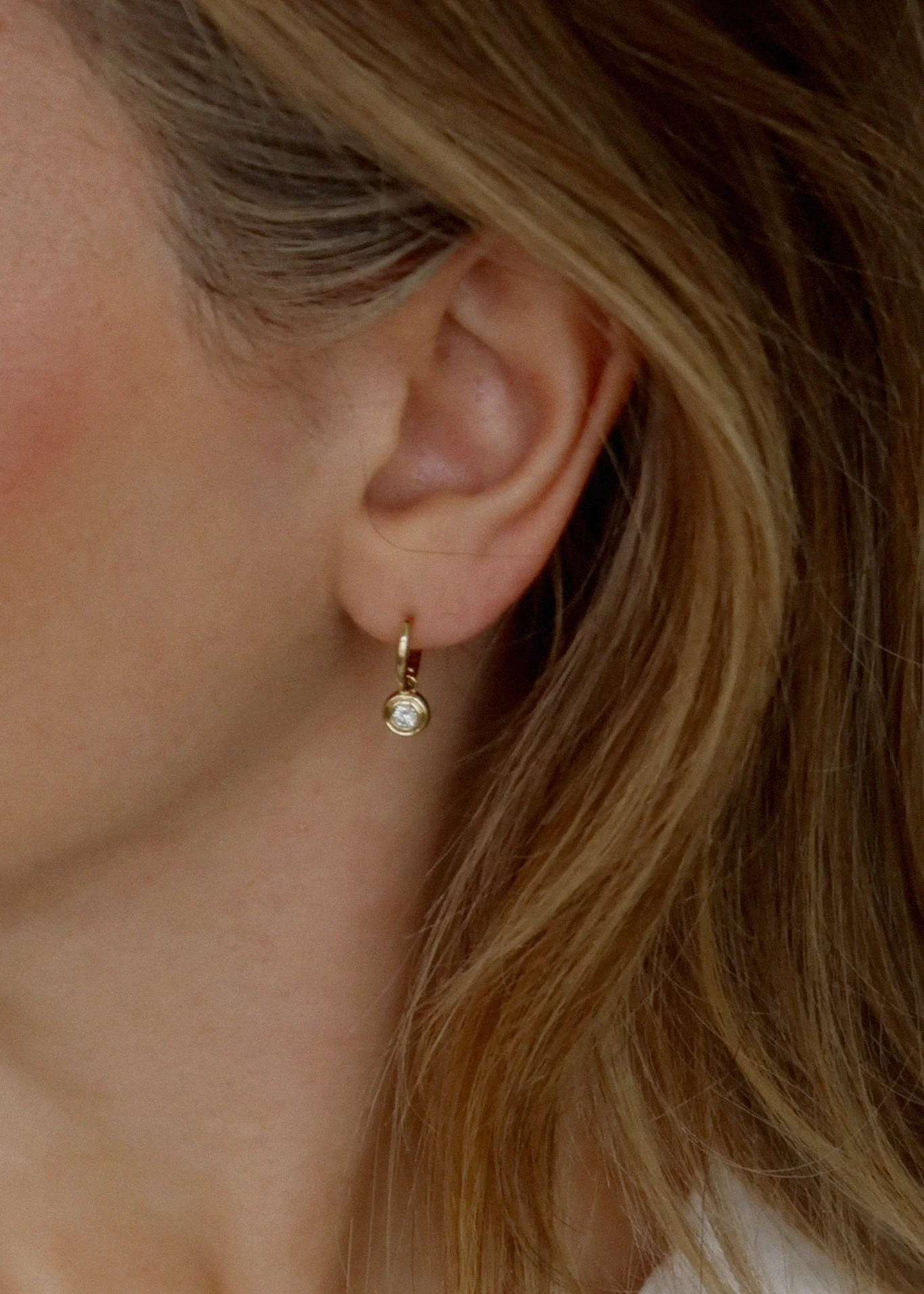 Kinn - Cosette Huggie Earrings Diamond - Image 2