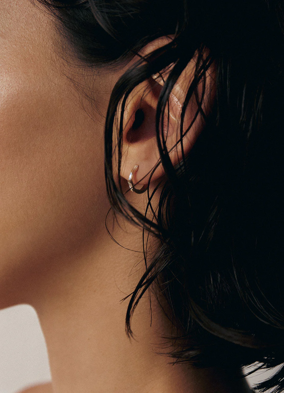 Kinn - Ellie Baguette Huggie Earrings Diamond - Image 2