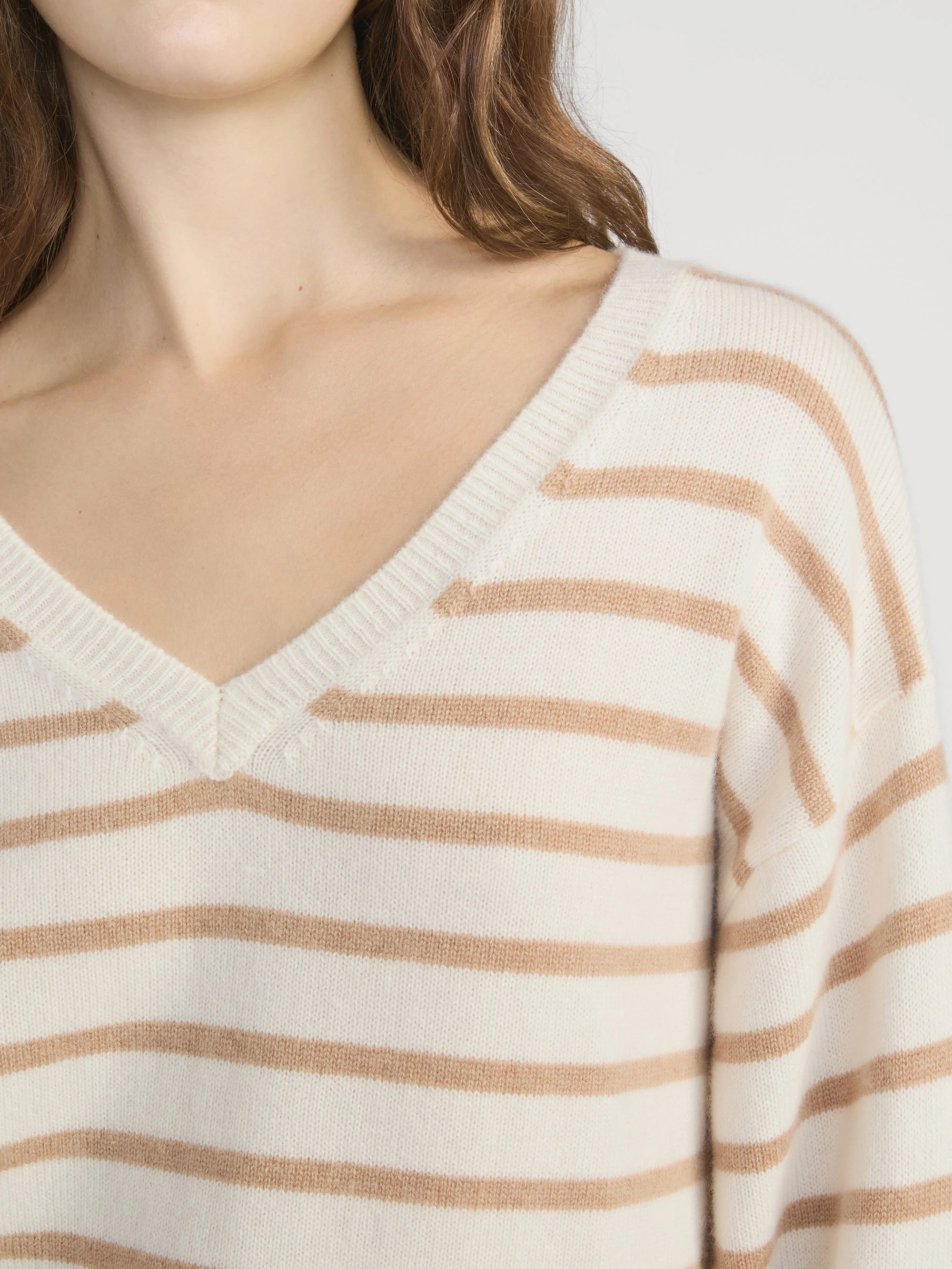 FRAME - The Cashmere V Neck - Image 5