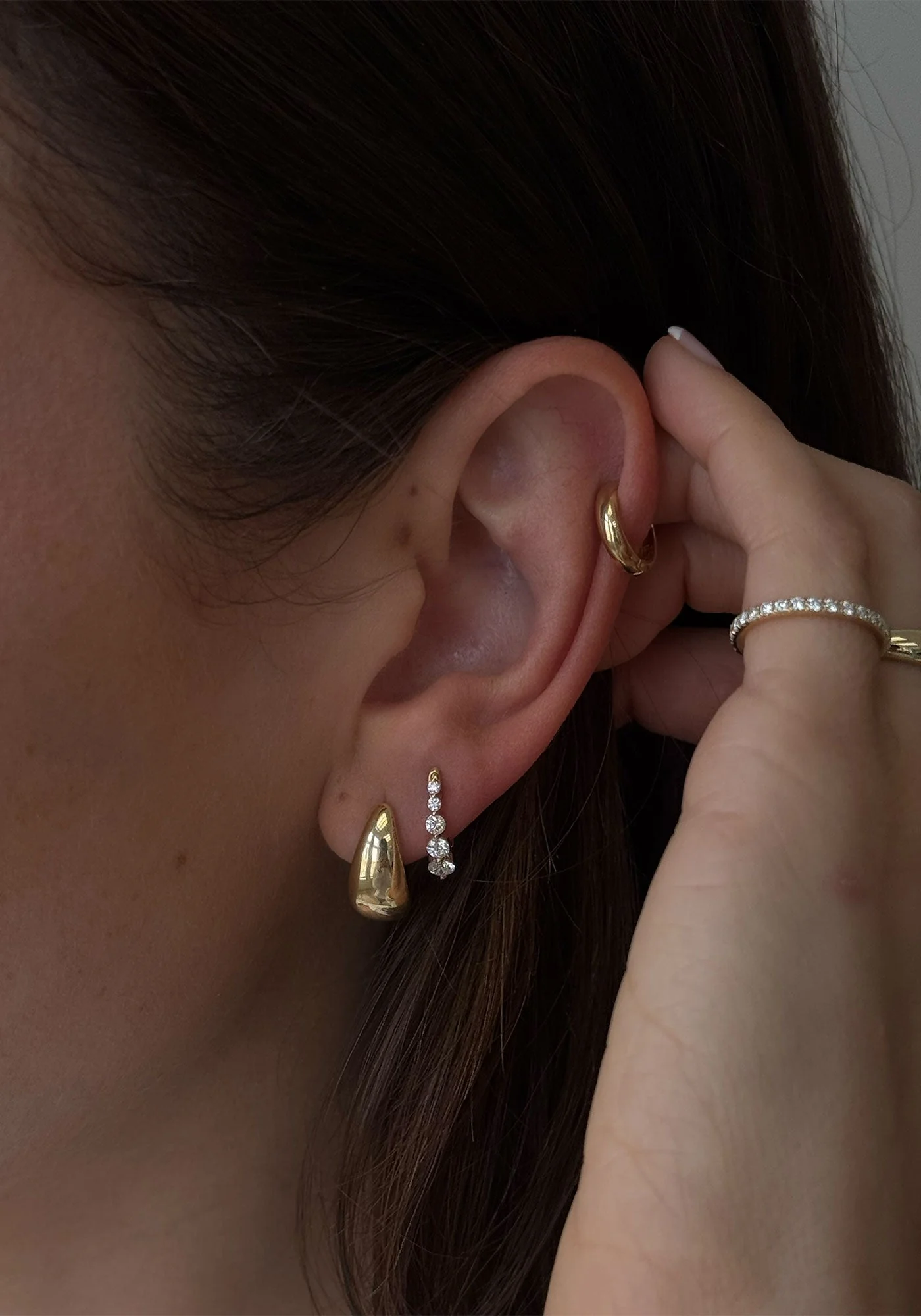 Kinn - Graduated Huggie Earrings Diamond - Image 2