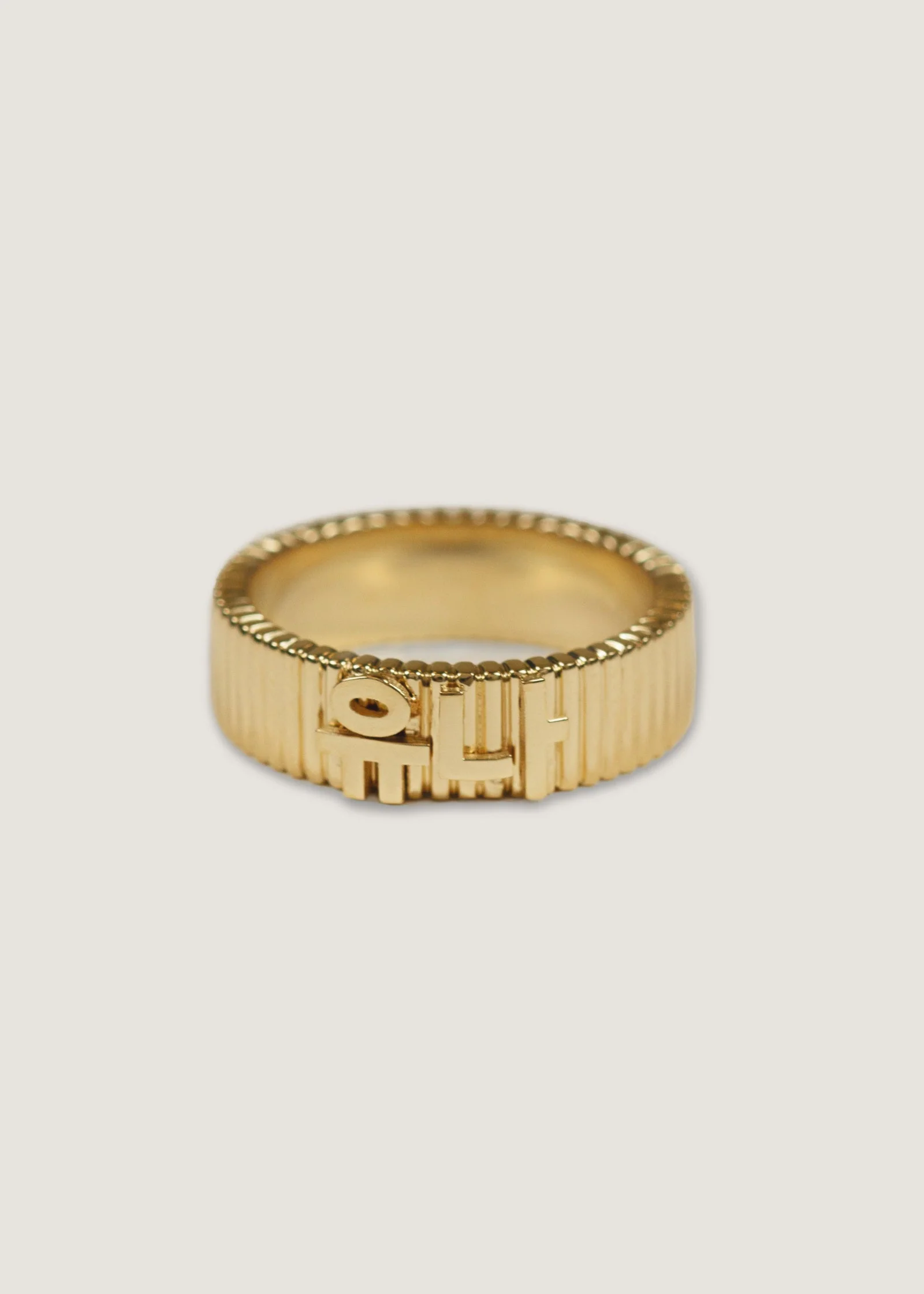 Kinn - Heritage Ribbed Name Ring