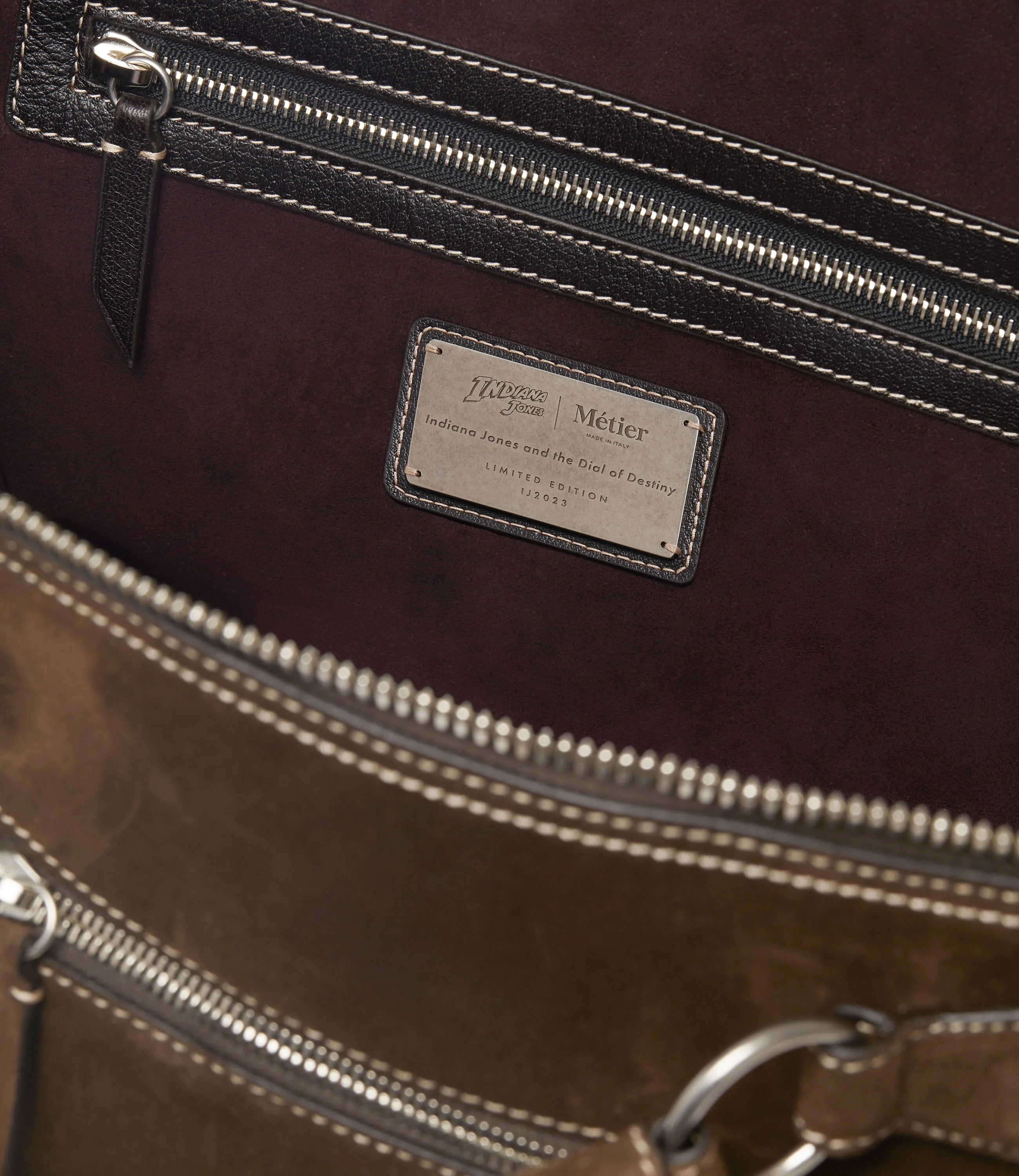 Metier - W INDIANA JONES™ Vagabond Messenger Chocolate Suede - Image 4