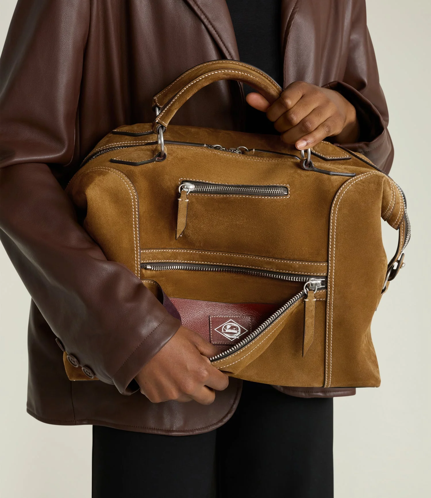 Metier - Main W INDIANA JONES™ Vagabond Messenger Marrakech Suede - Collector’s Edition - Image 10