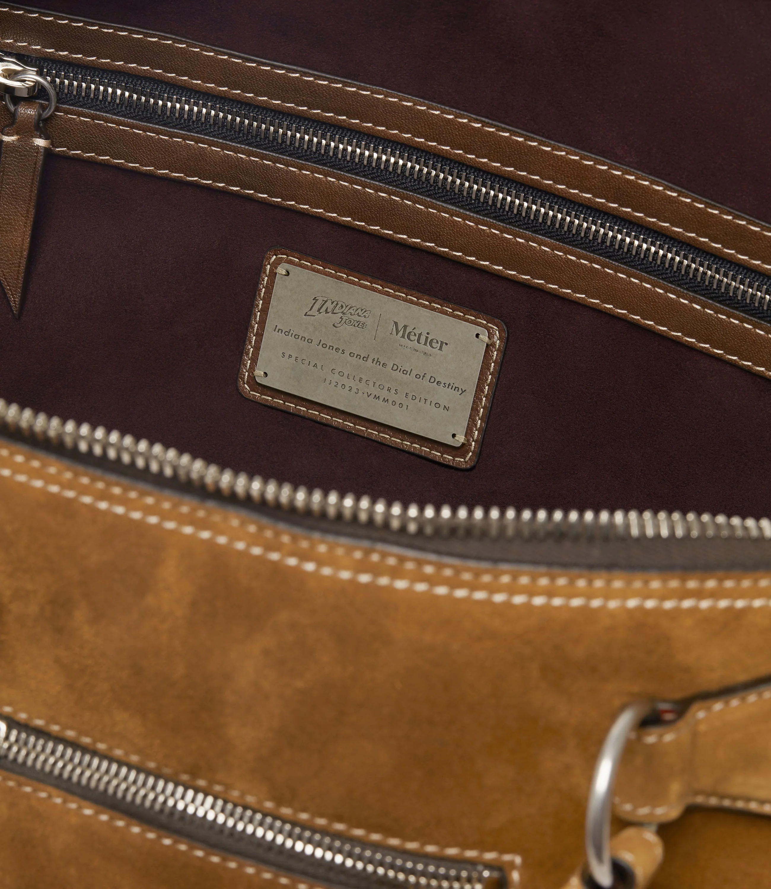 Metier - INDIANA JONES™ Vagabond Messenger Marrakech Suede - Collector’s Edition 7/10 - Image 4