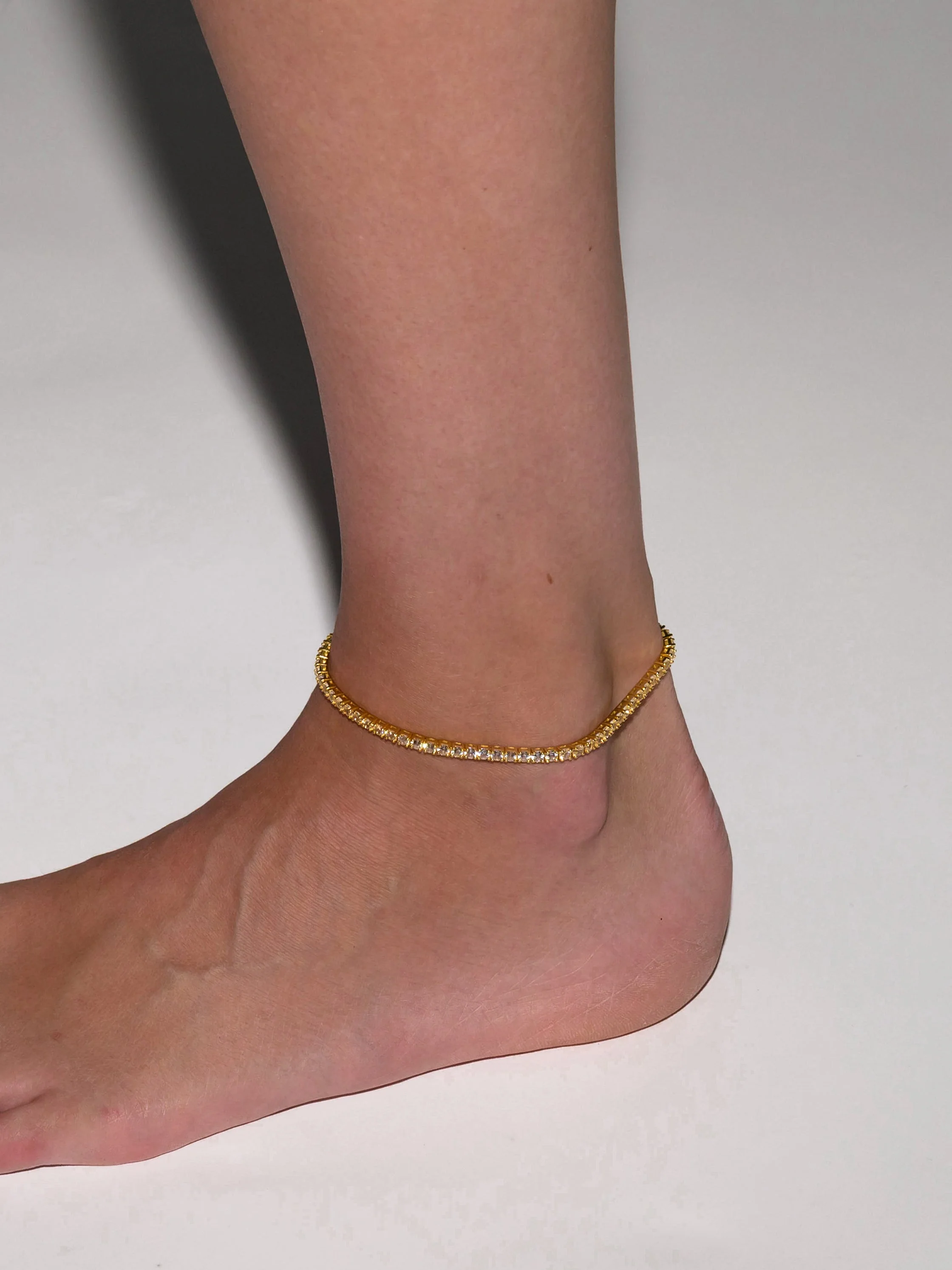 Dorsey - KATE ROUND CUT 3MM, LAB WHITE SAPPHIRE RIVIÈRE ANKLET, GOLD - Image 3