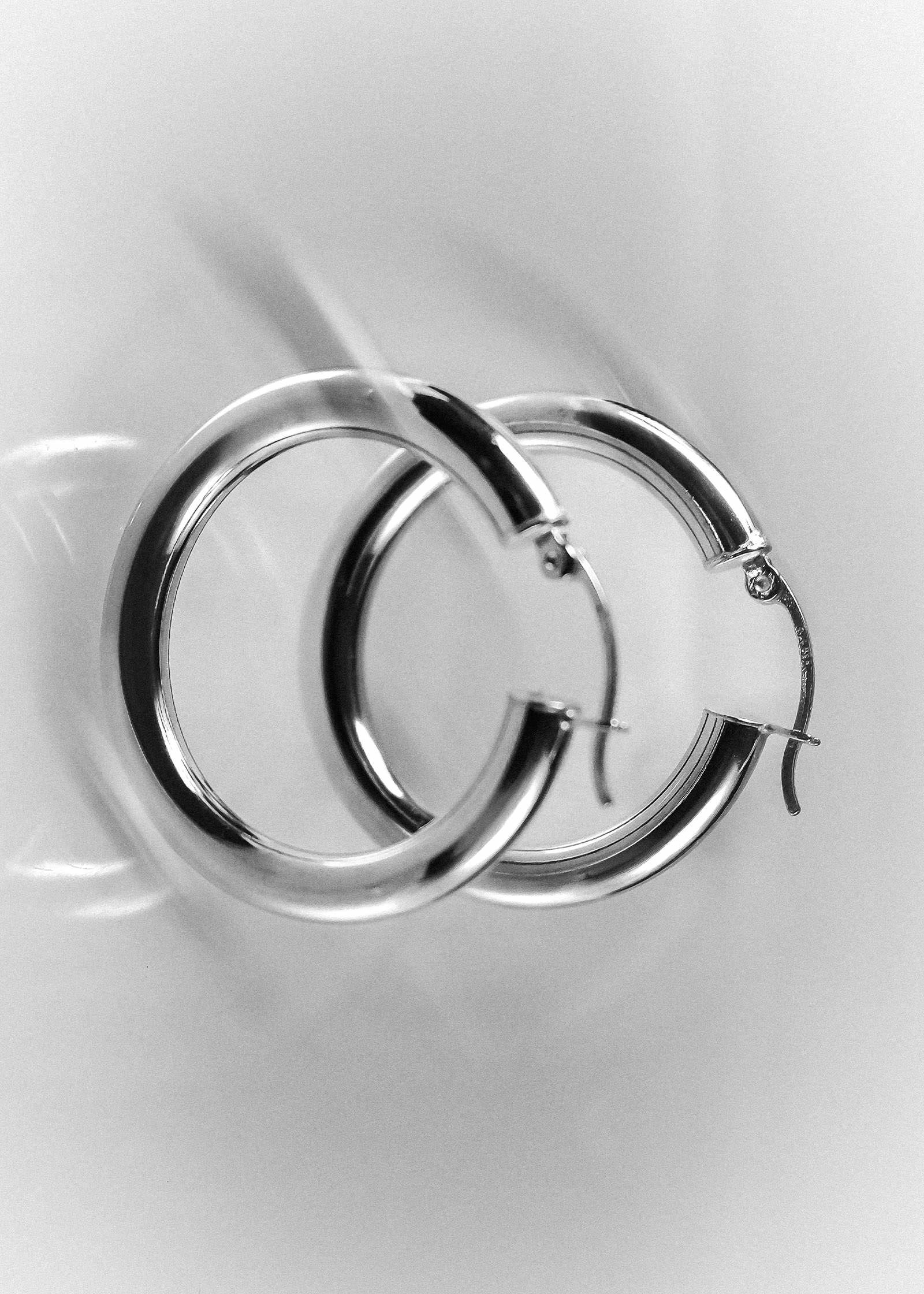 Kinn - Classic Hoop Earrings Medium Silver - Image 7