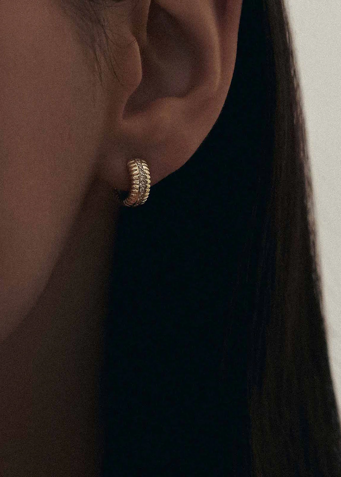 Kinn - Solis Ribbed Pavé Diamond Hoop Earrings - Image 3