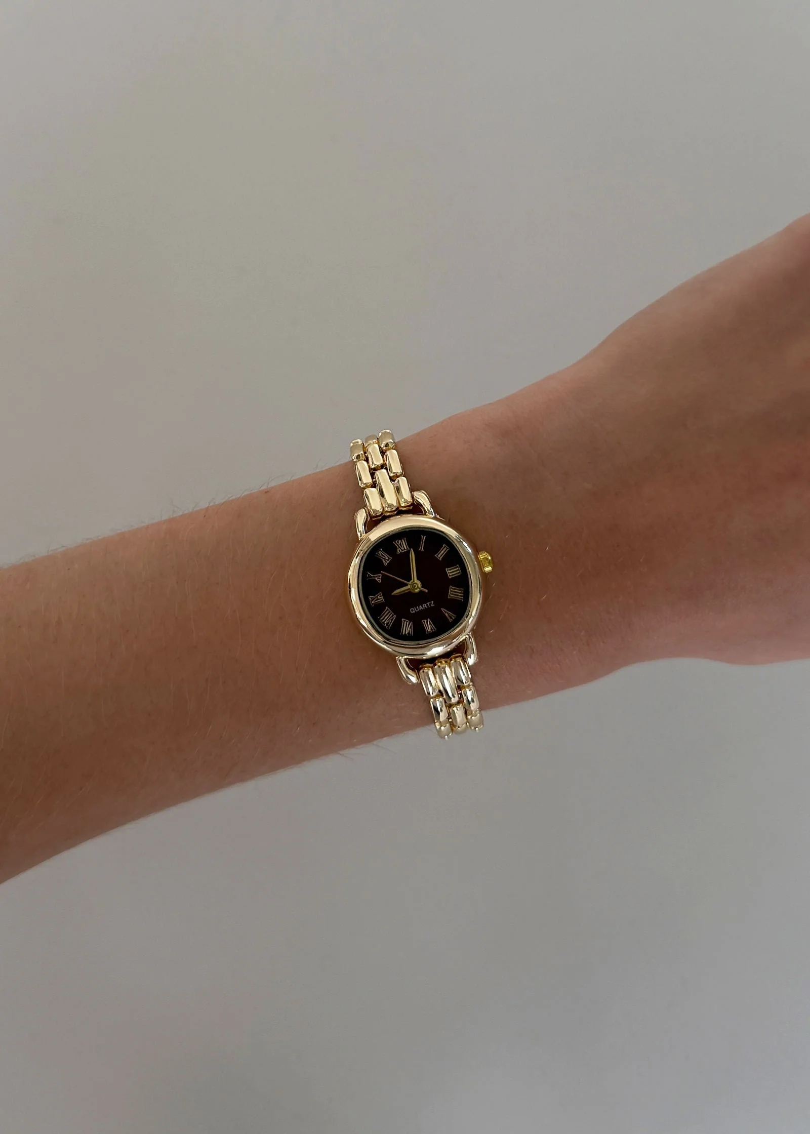 Kinn - Vintage Quartz Burgundy Face Watch - Image 2
