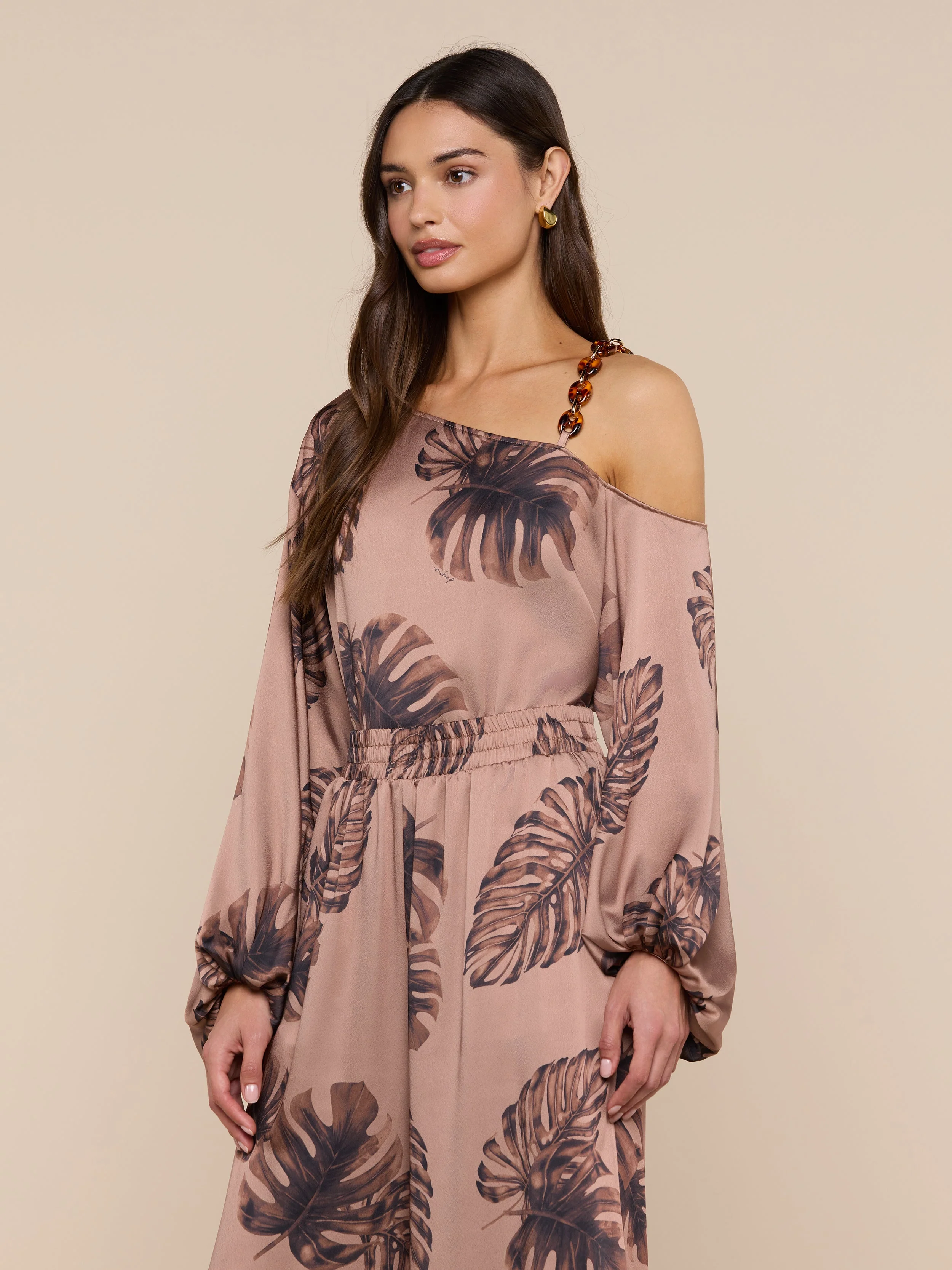 L'AGENCE - Asami Chain One - Shoulder Blouse - Image 2