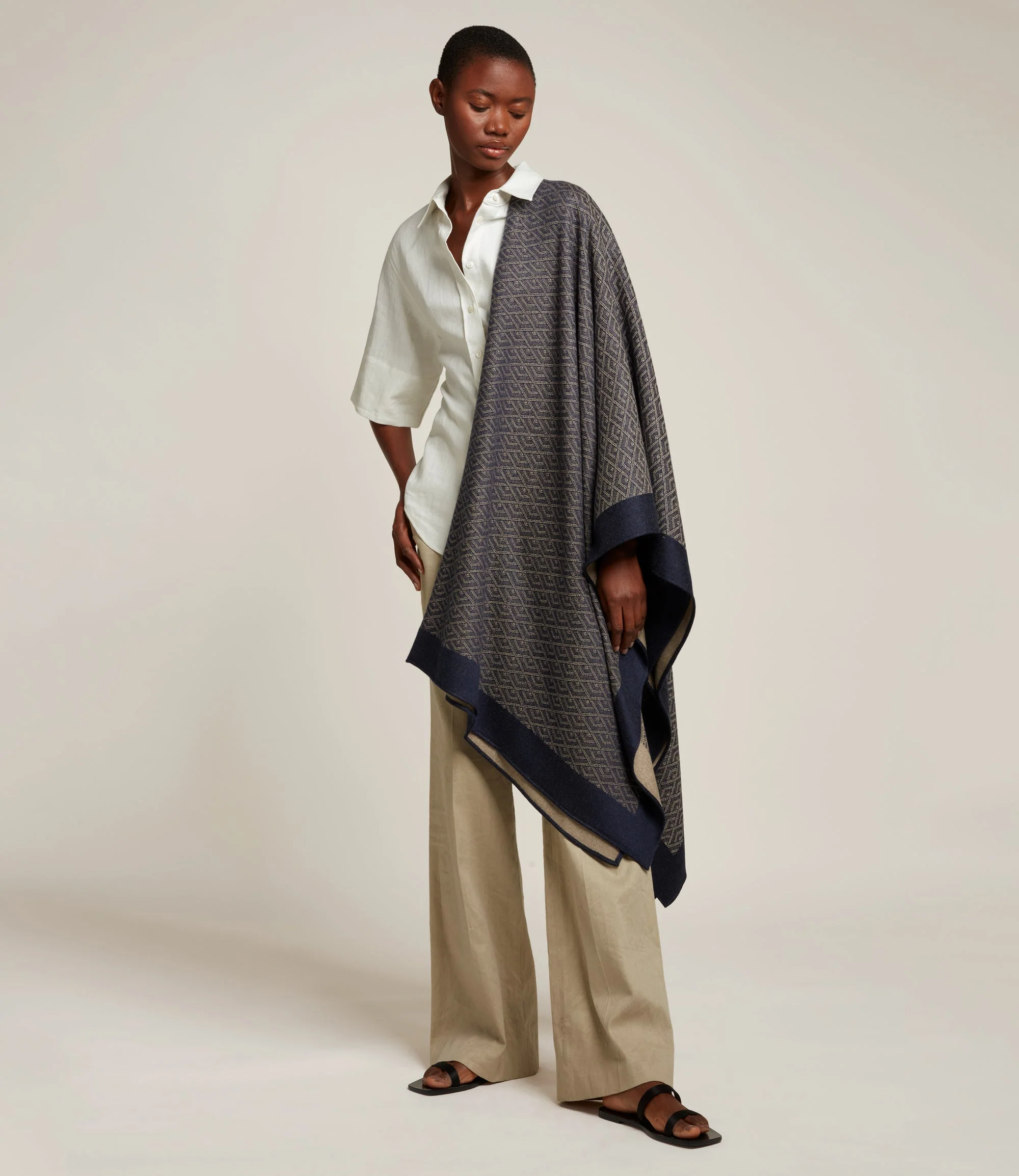 Metier - Large Cashmere Throw Navy and Natural - Image 3
