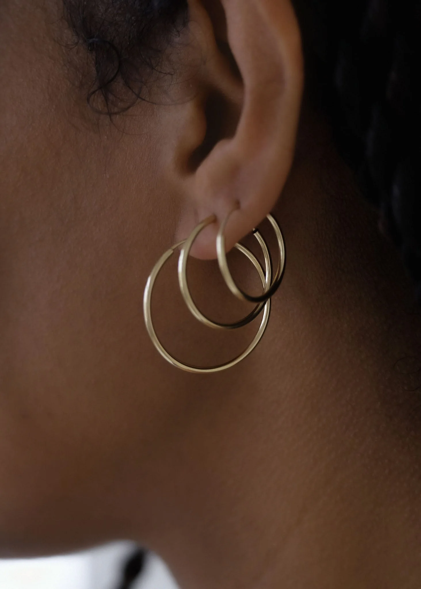 Kinn - Lightweight Hoop Earrings Medium - Image 4