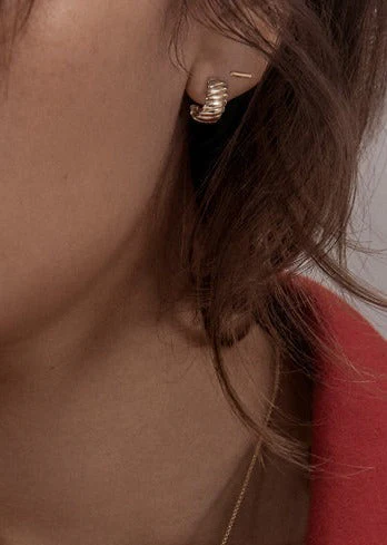 Kinn - Micro Bar Stud Earrings - Image 2