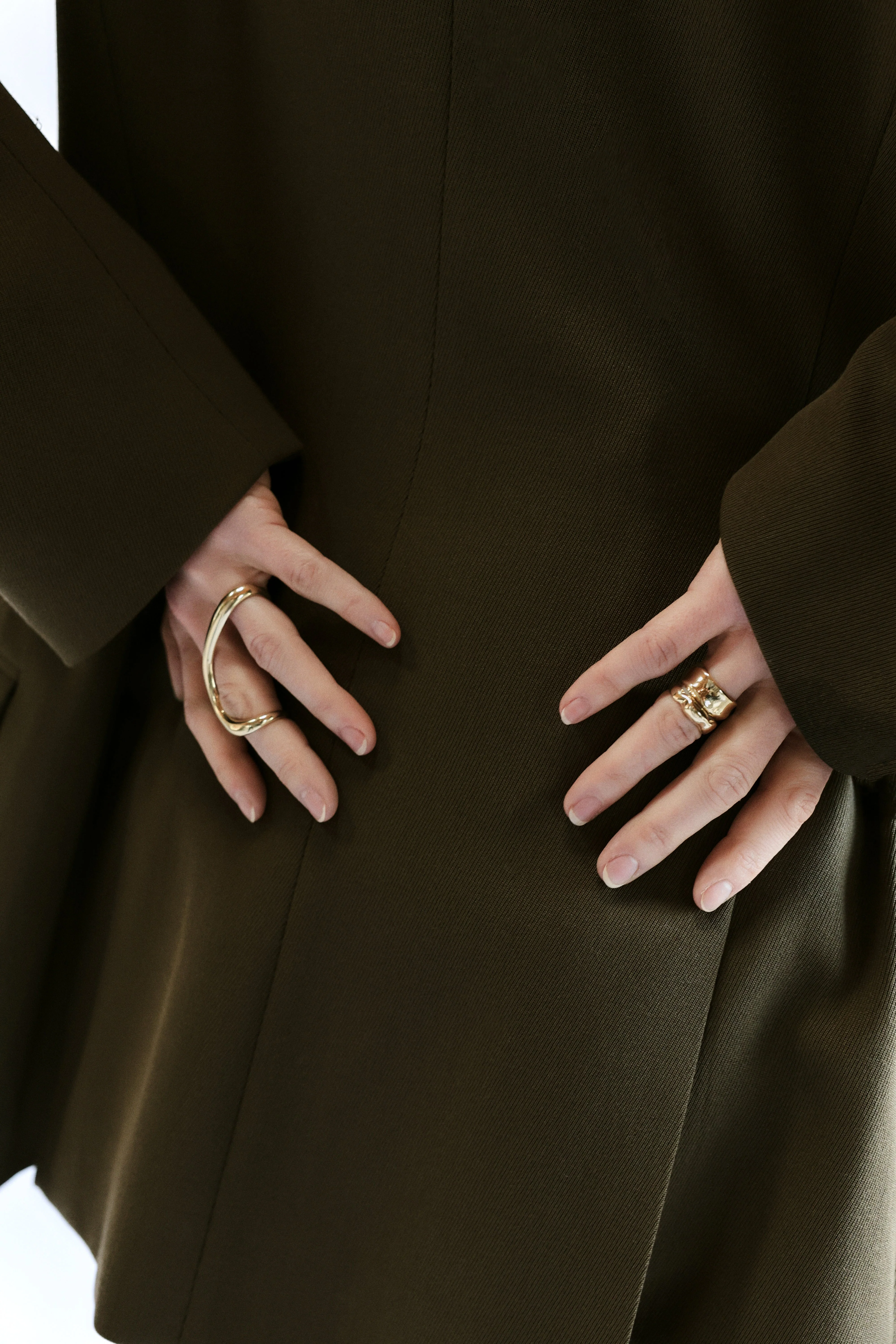 Kinn - Mira Sculptural Cigar Band Ring Diamond Gold - Image 3