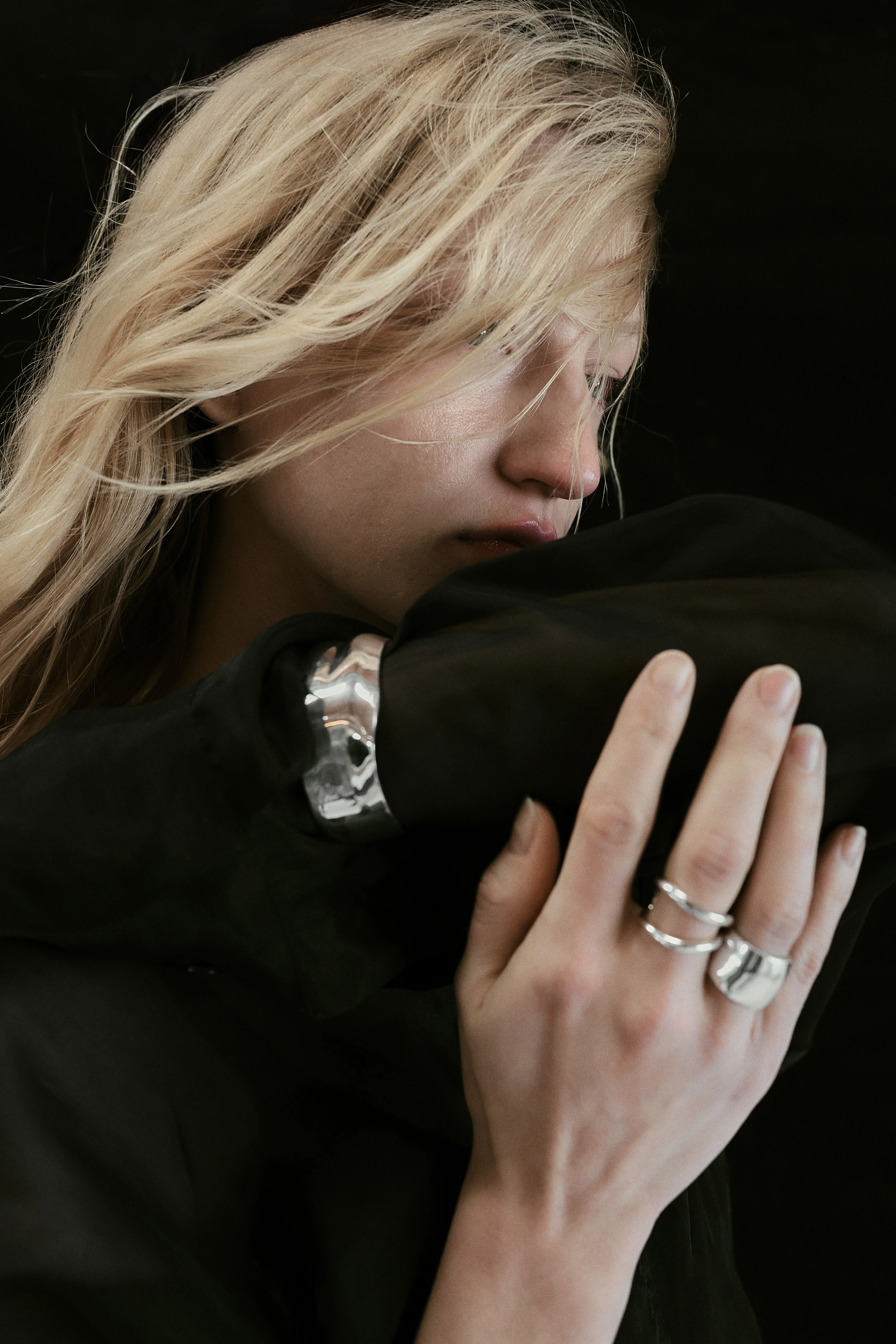 Kinn - Mira Sculptural Cigar Band Ring Diamond Silver - Image 4