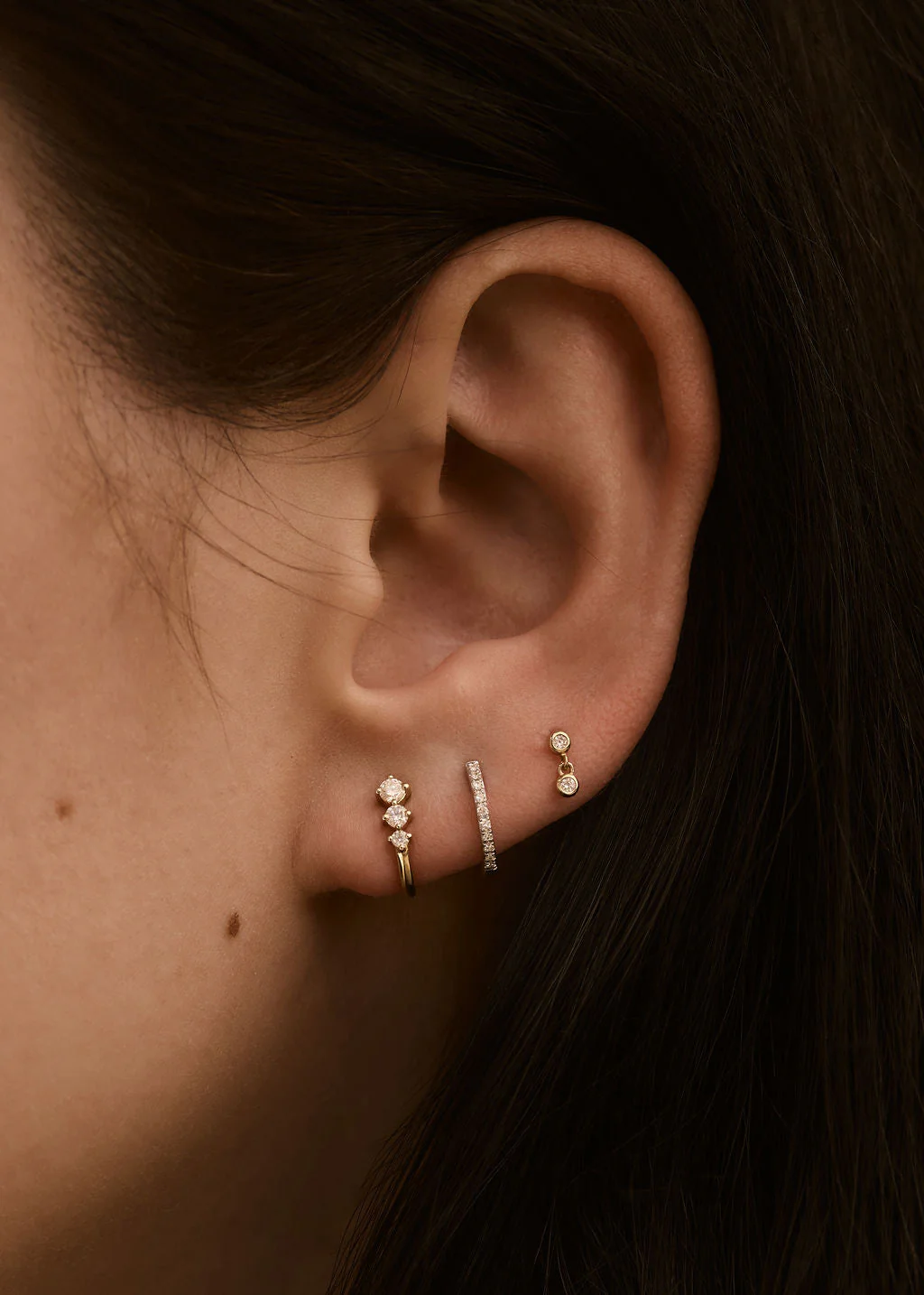 Kinn - Pavé Huggie Earrings White Gold - Image 2