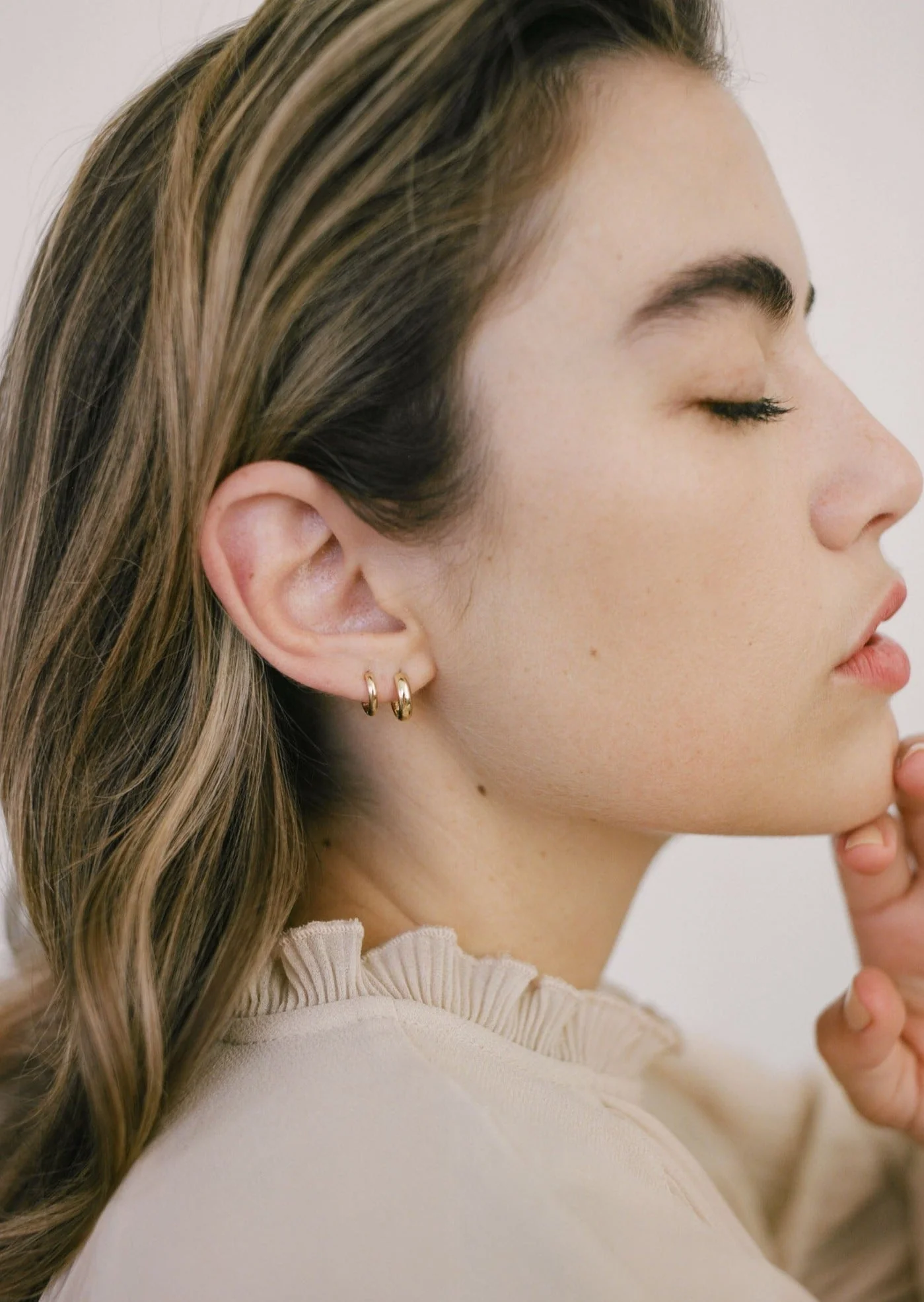 Kinn - Petite Huggie Earrings - Image 7