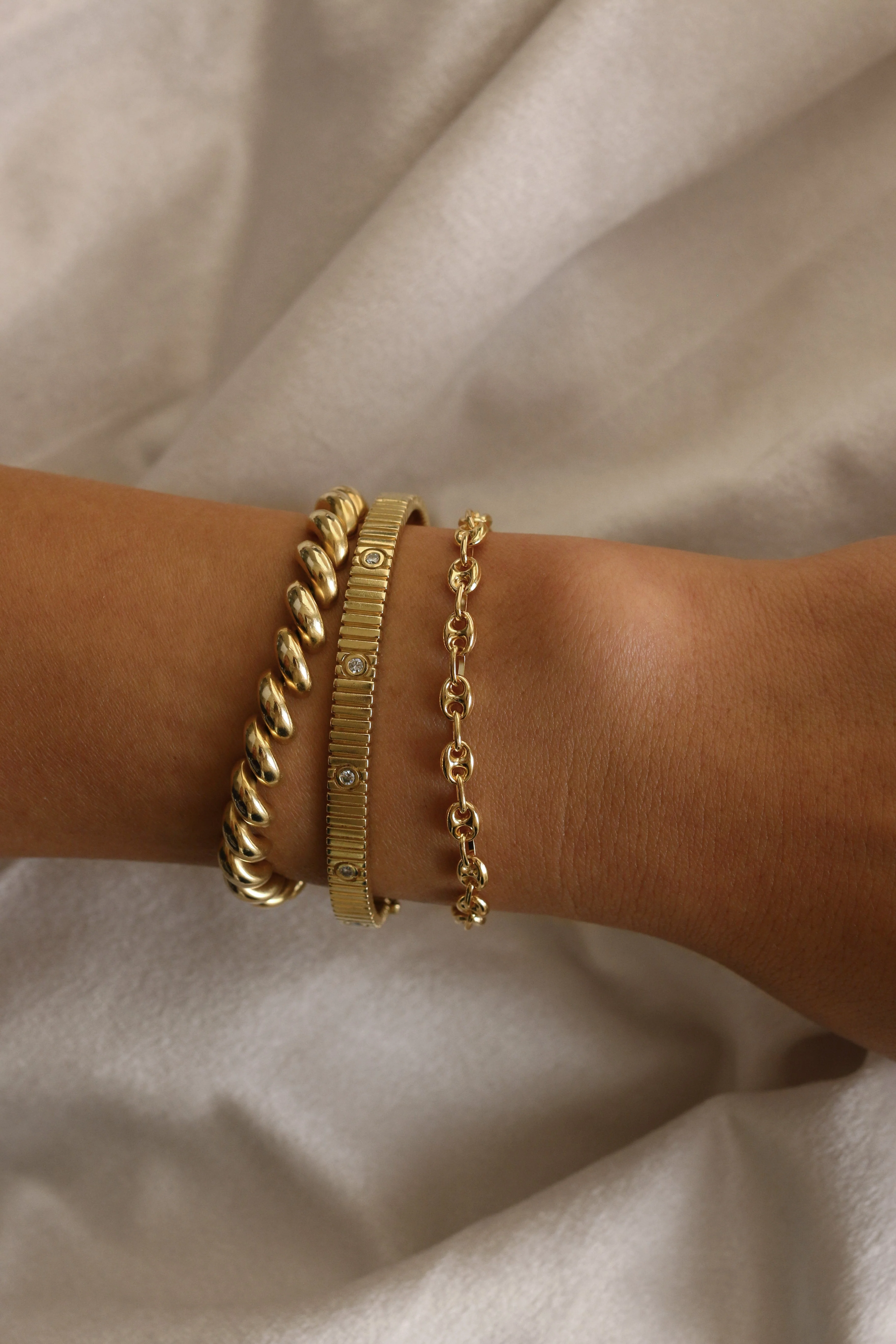 Kinn - Petite Puffed Mariner Chain Bracelet Gold - Image 2