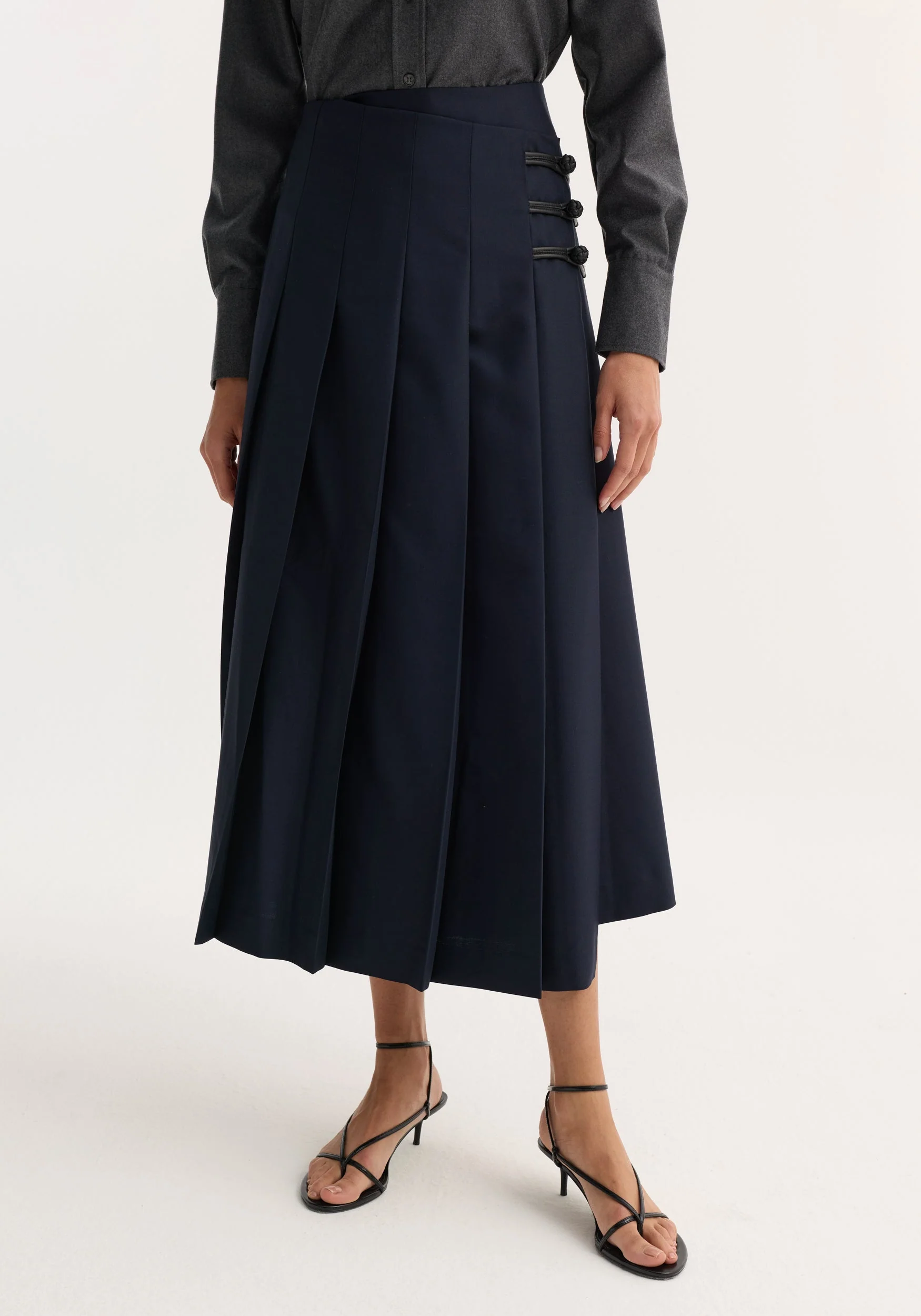 ROHE - Pleated wool skirt with leather closures | navy - Image 2
