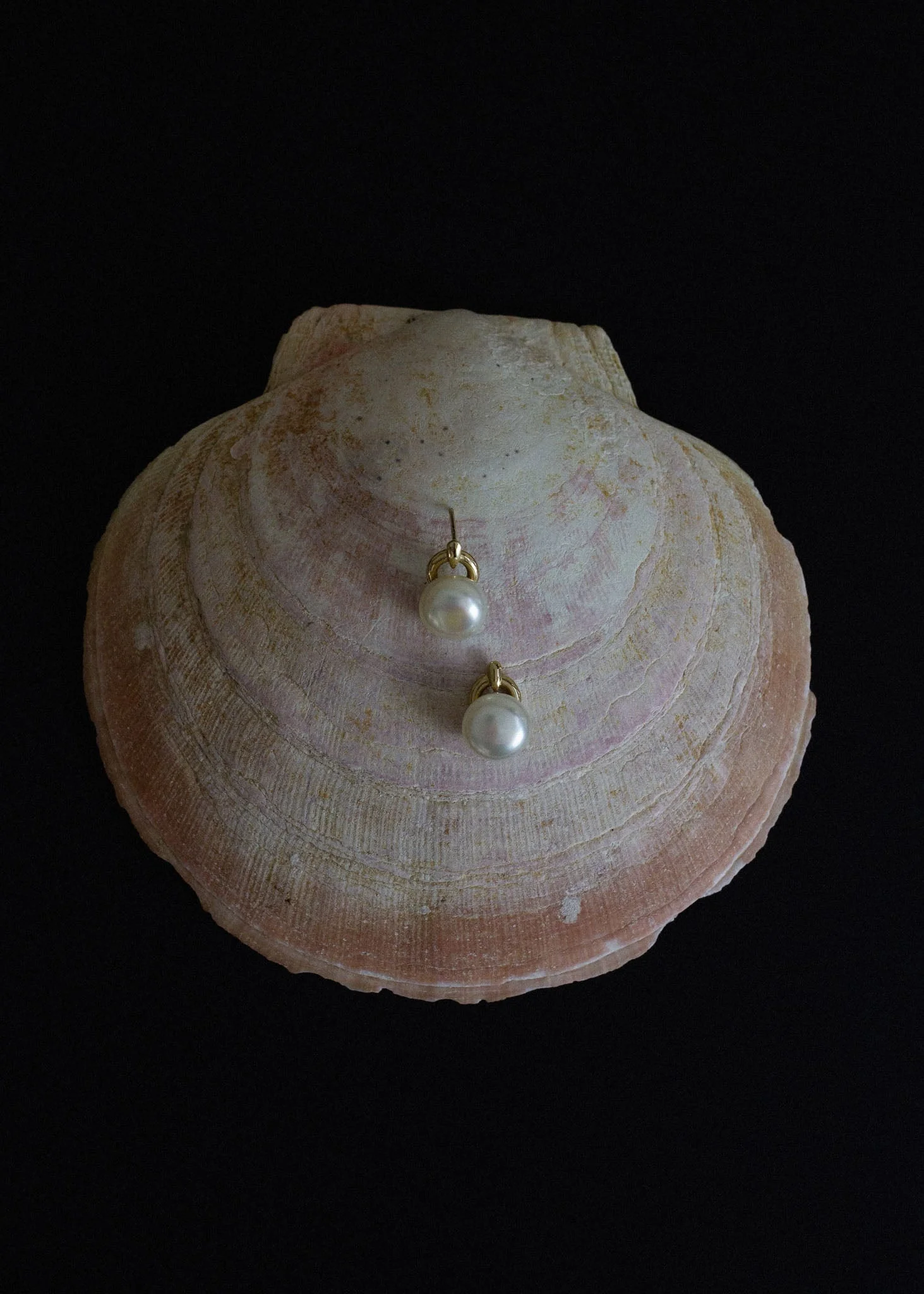 Kinn - Rose Pearl Earrings Gold - Image 7