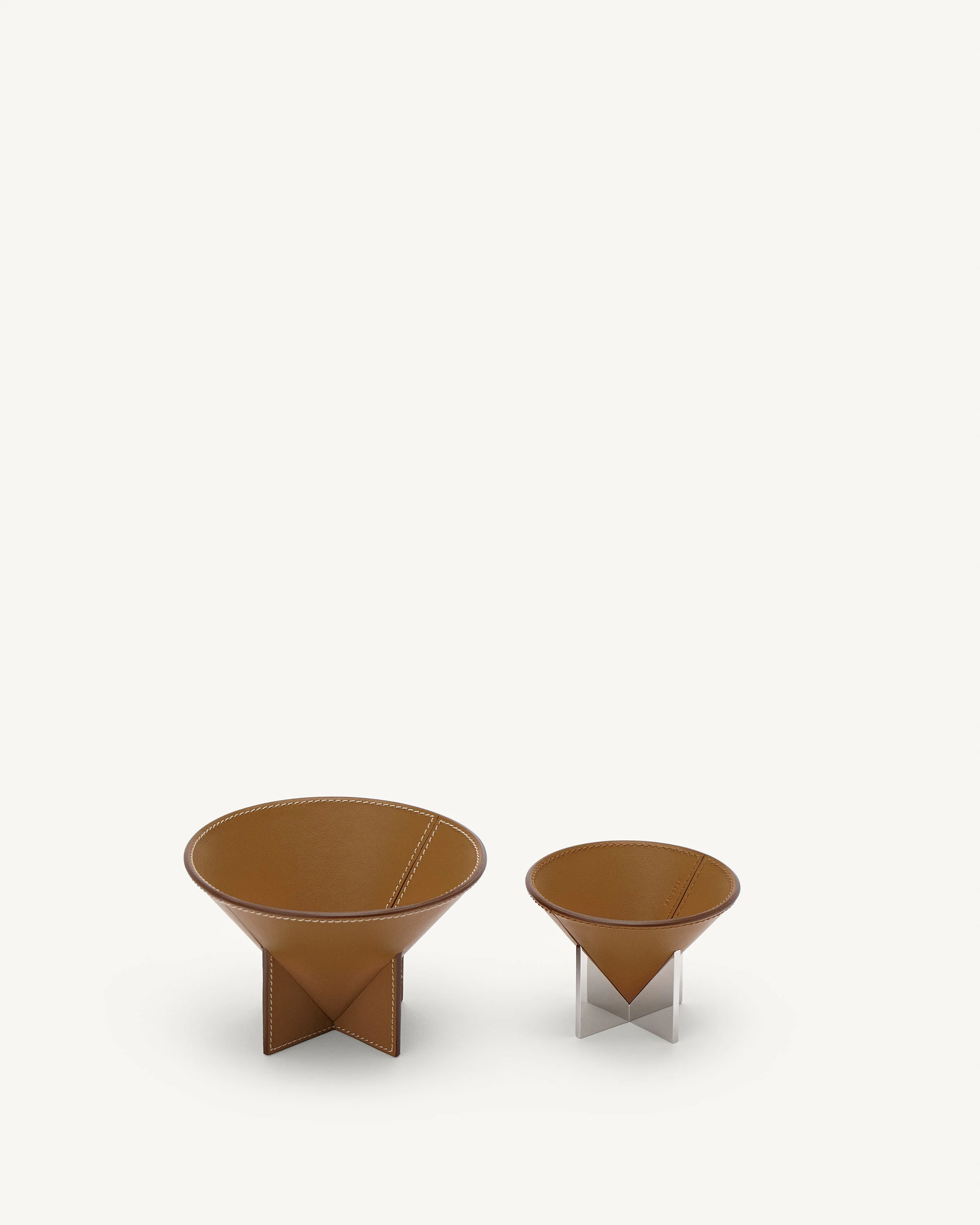 SAVETTE - Small Leather Dish with Metal Feet in Saddle - Image 3