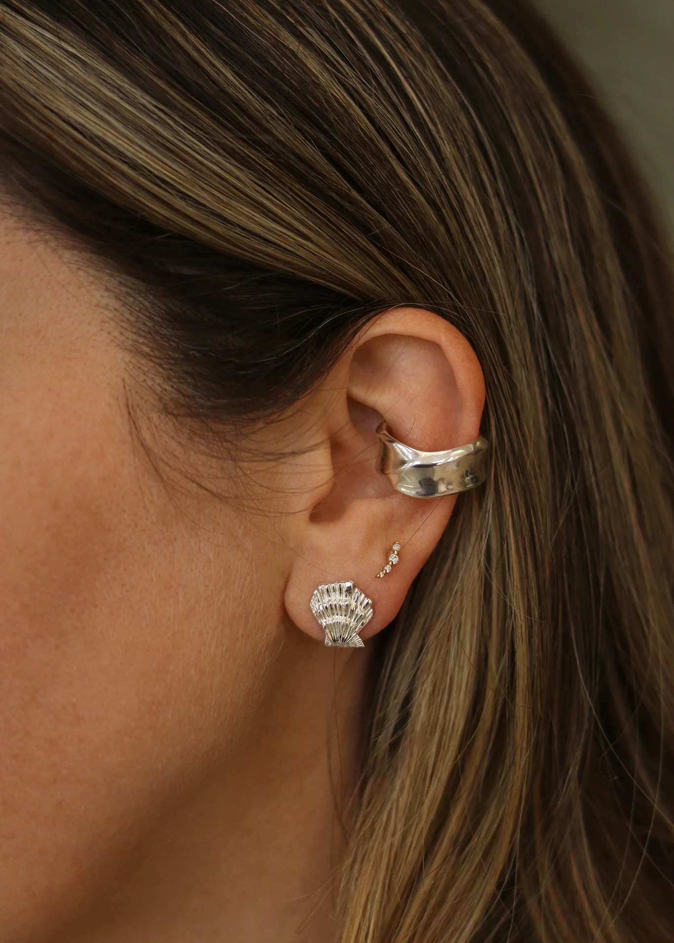Kinn - Shell Stud Earrings Silver - Image 2