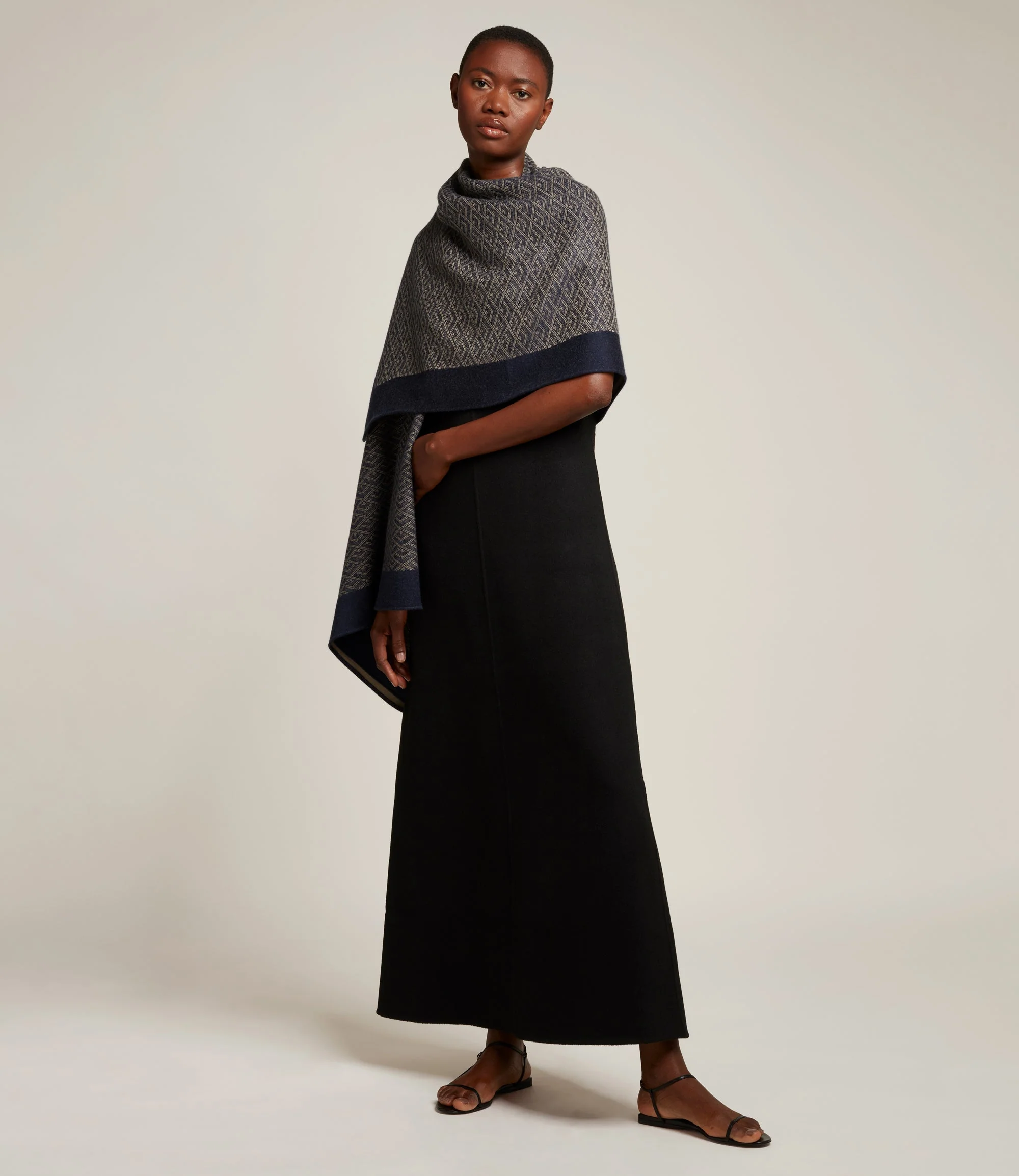 Metier - Small Cashmere Throw Navy and Natural - Image 3