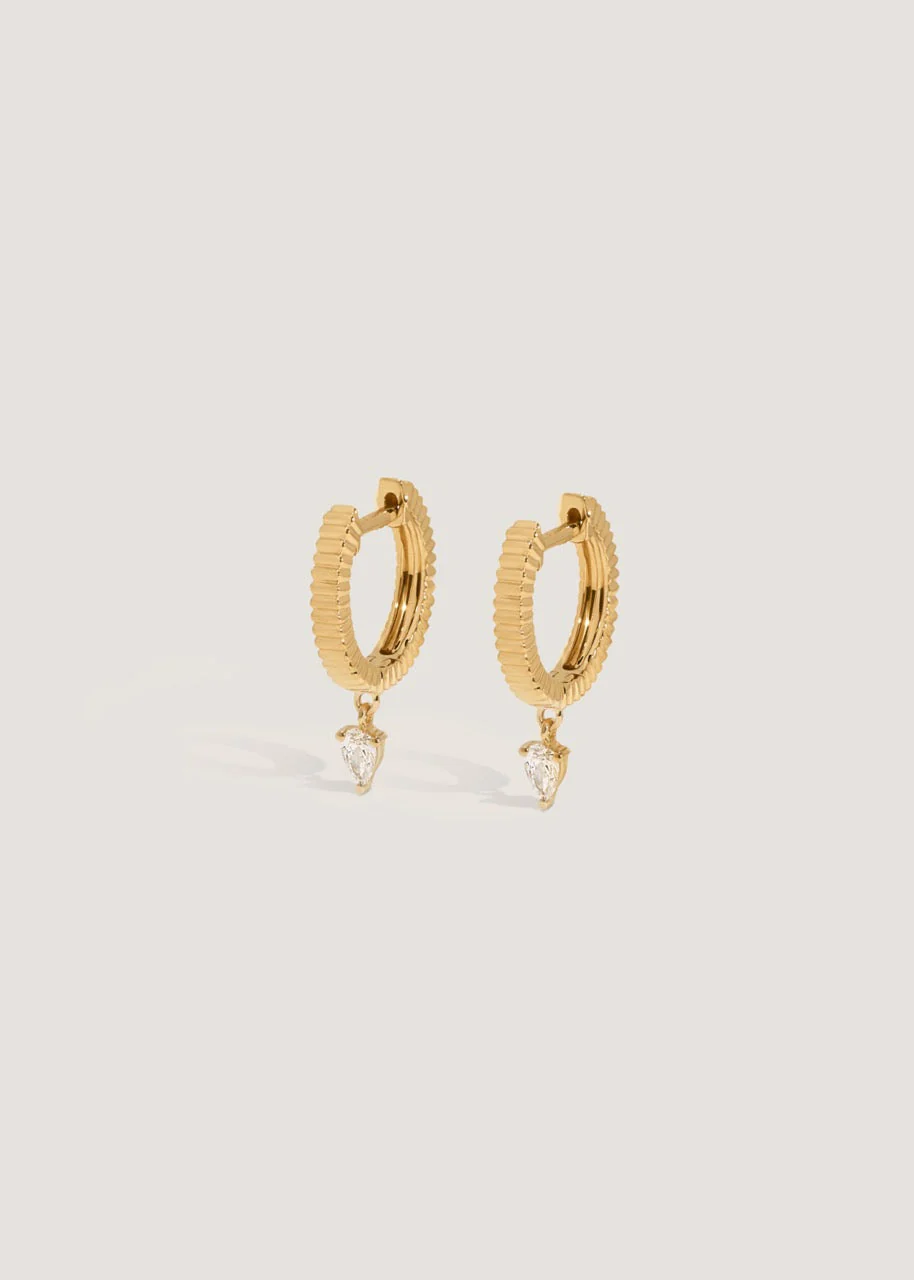 Kinn - Solis Ribbed Huggie Earrings Diamond