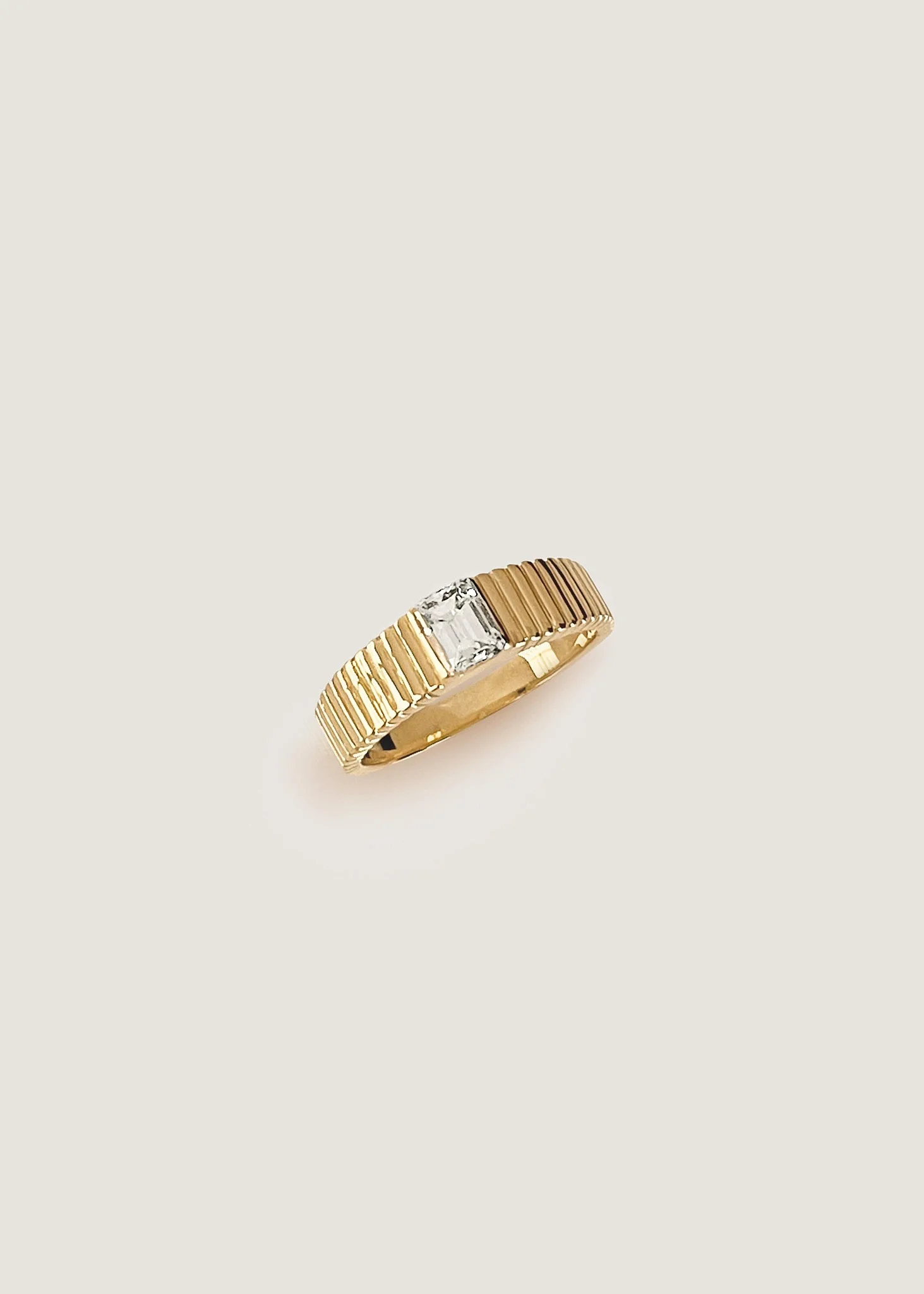 Kinn - Solis Ribbed Ring Emerald Diamond - Image 3