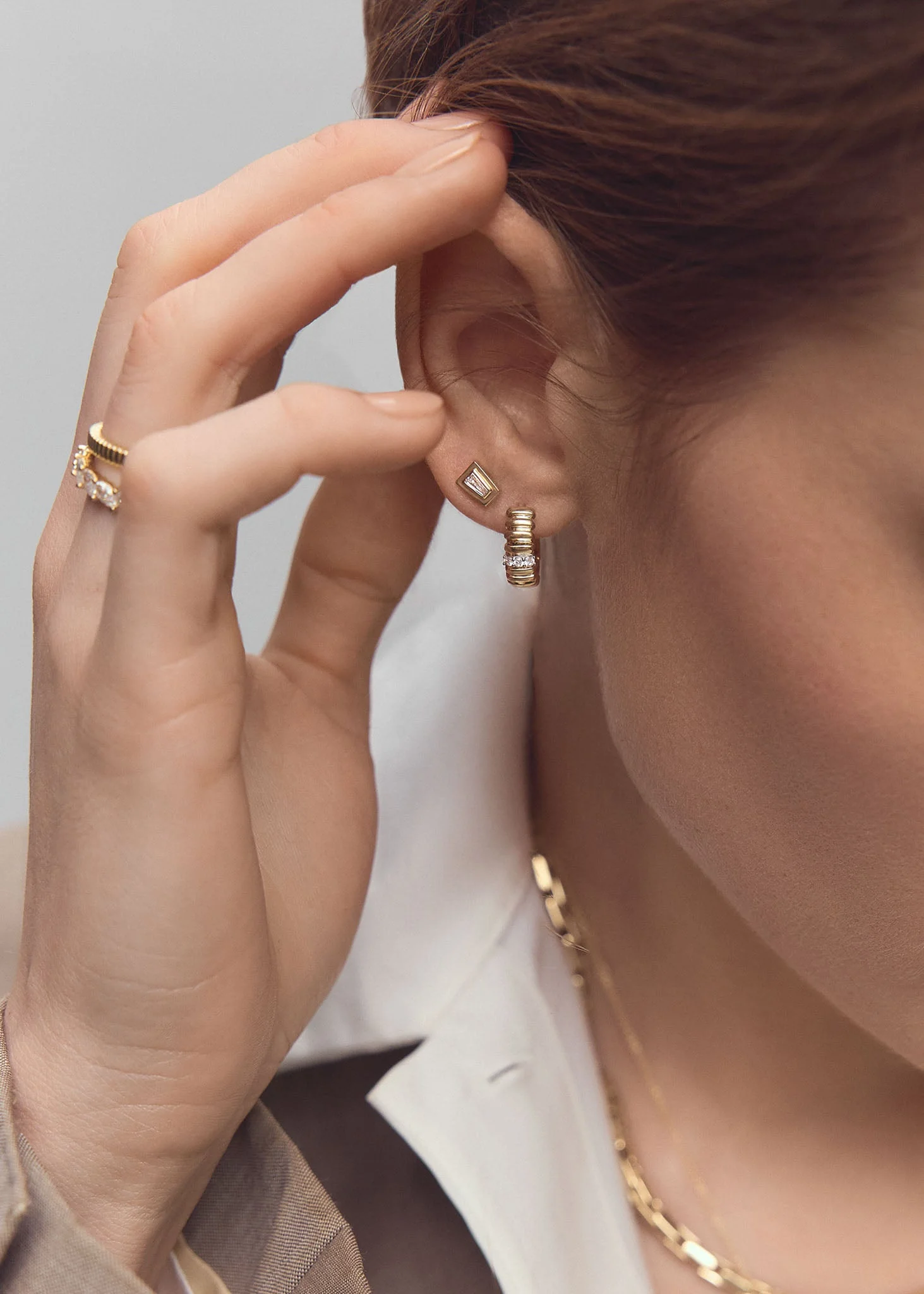 Kinn - Solis Ribbed Three Diamond Hoop Earrings - Image 2