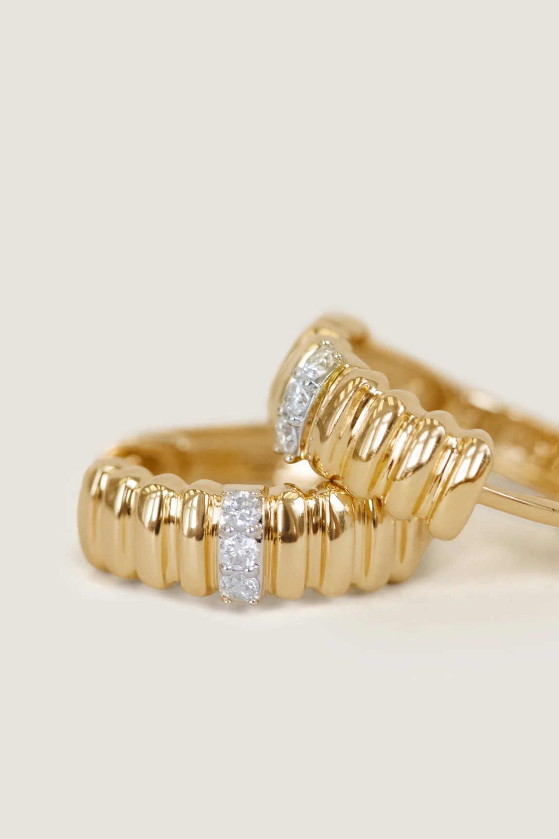 Kinn - Solis Ribbed Three Diamond Hoop Earrings - Image 4