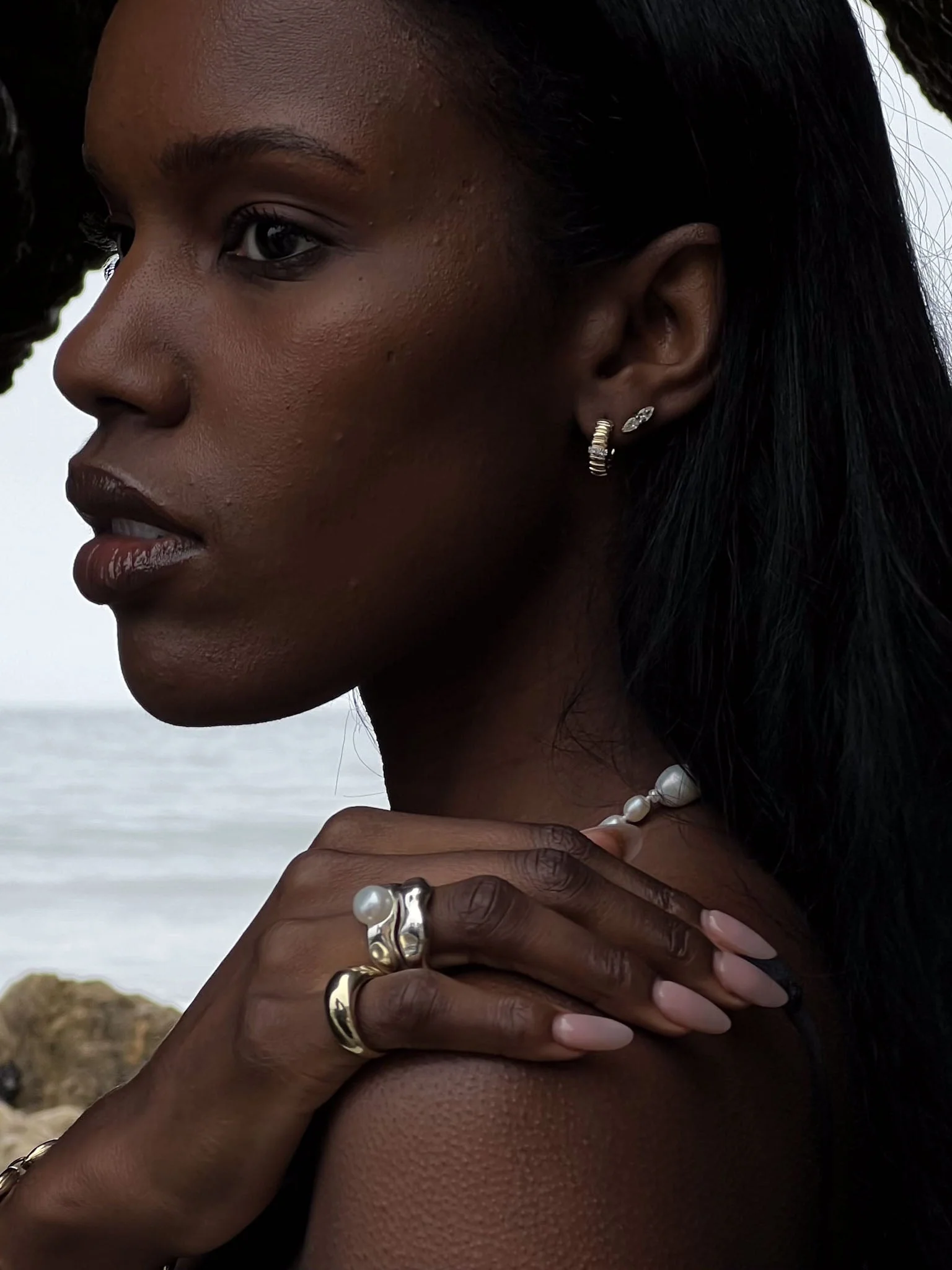 Kinn - Solis Ribbed Three Diamond Hoop Earrings - Image 5