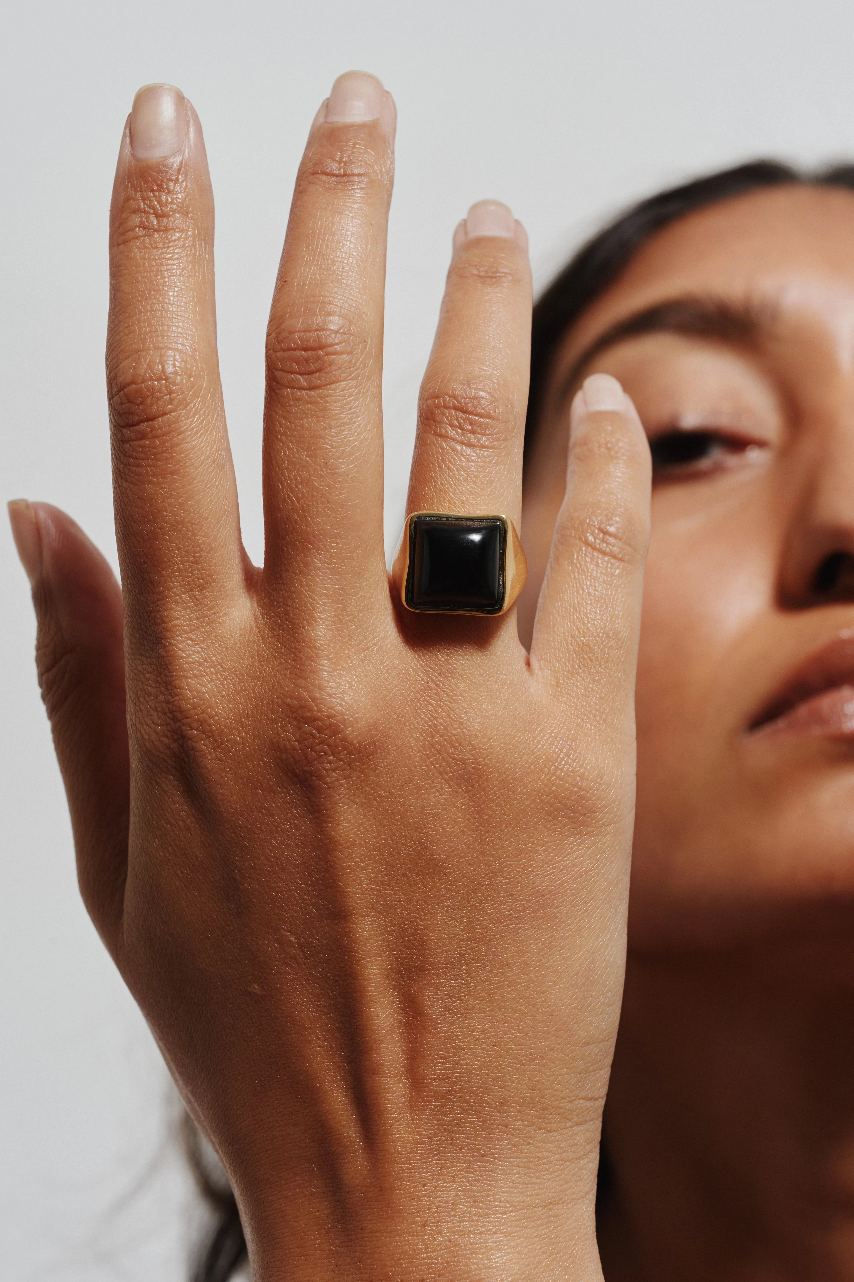 Jamie Haller - The Luques Square Signet Ring in Onyx - Image 4