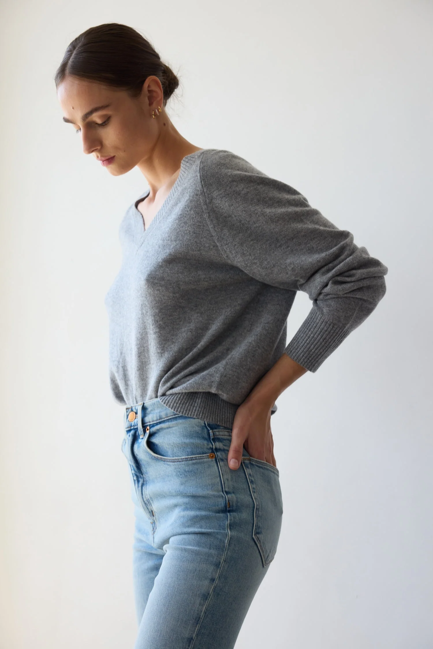 Jamie Haller - The V Fave Cashmere Sweater in Light Heather - Image 18