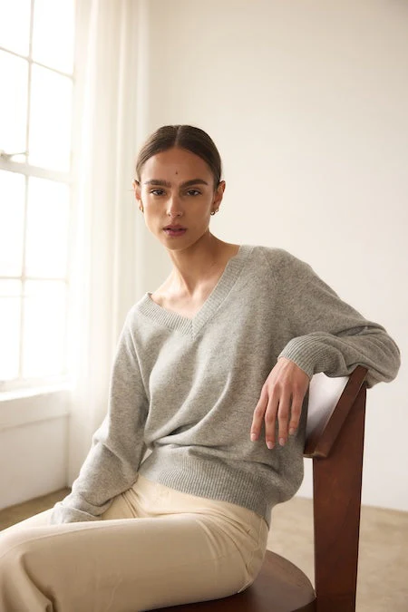 Jamie Haller - The V Fave Cashmere Sweater in Light Heather - Image 3