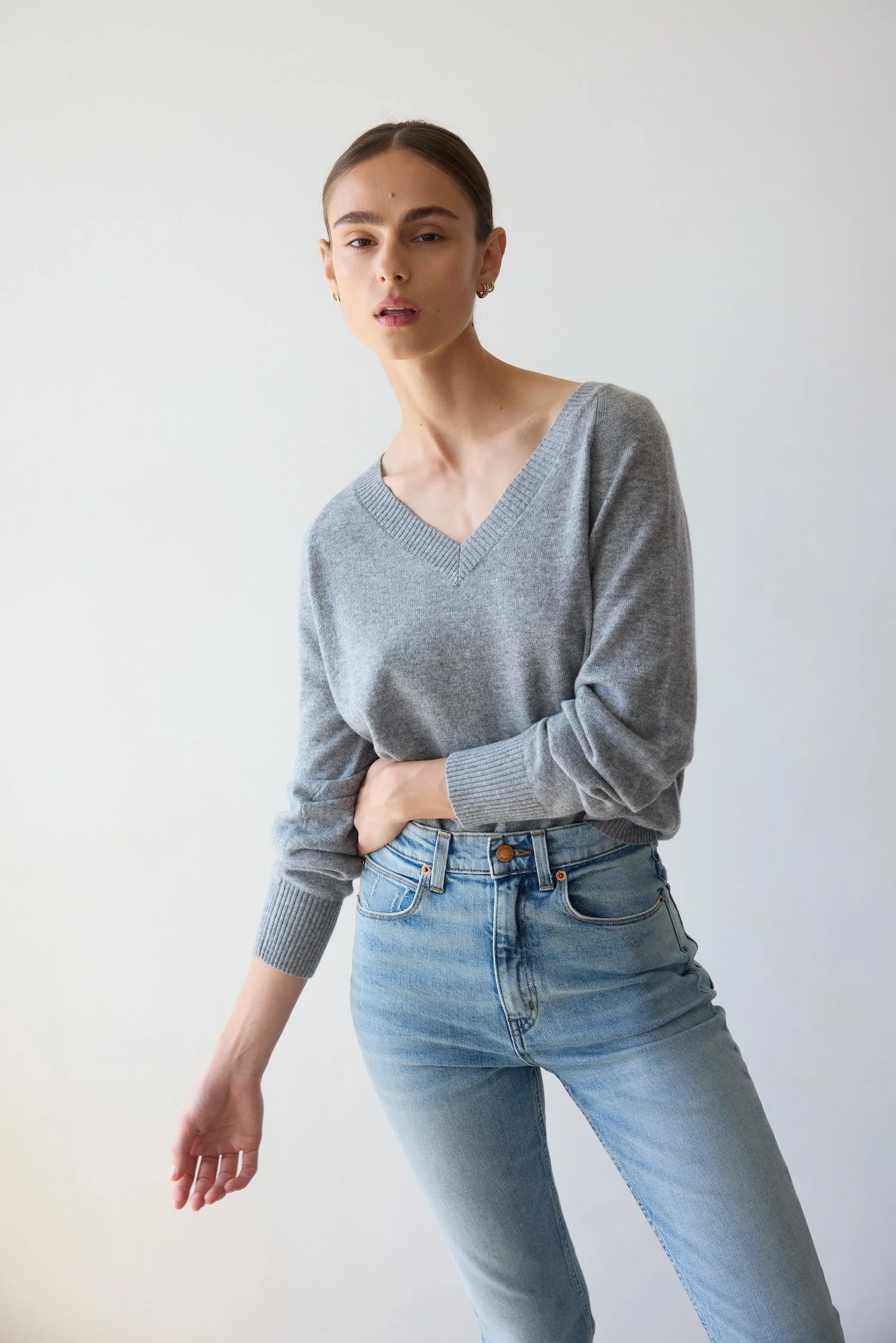 Jamie Haller - The V Fave Cashmere Sweater in Light Heather - Image 4